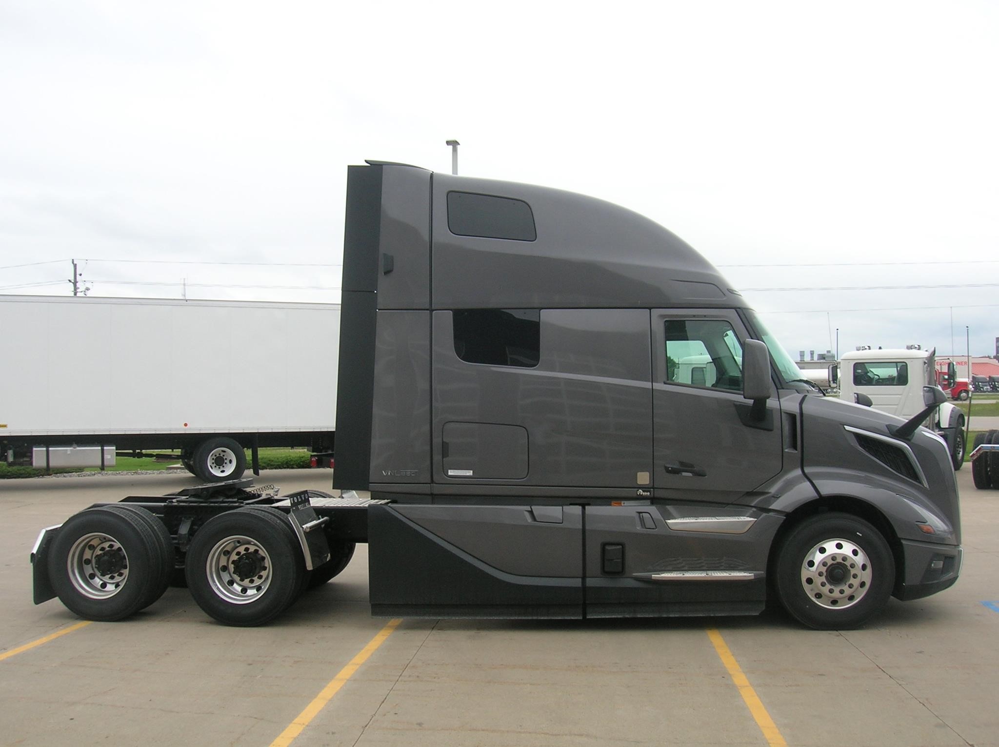 2026 VOLVO VNL64T860 - image 4 of 6