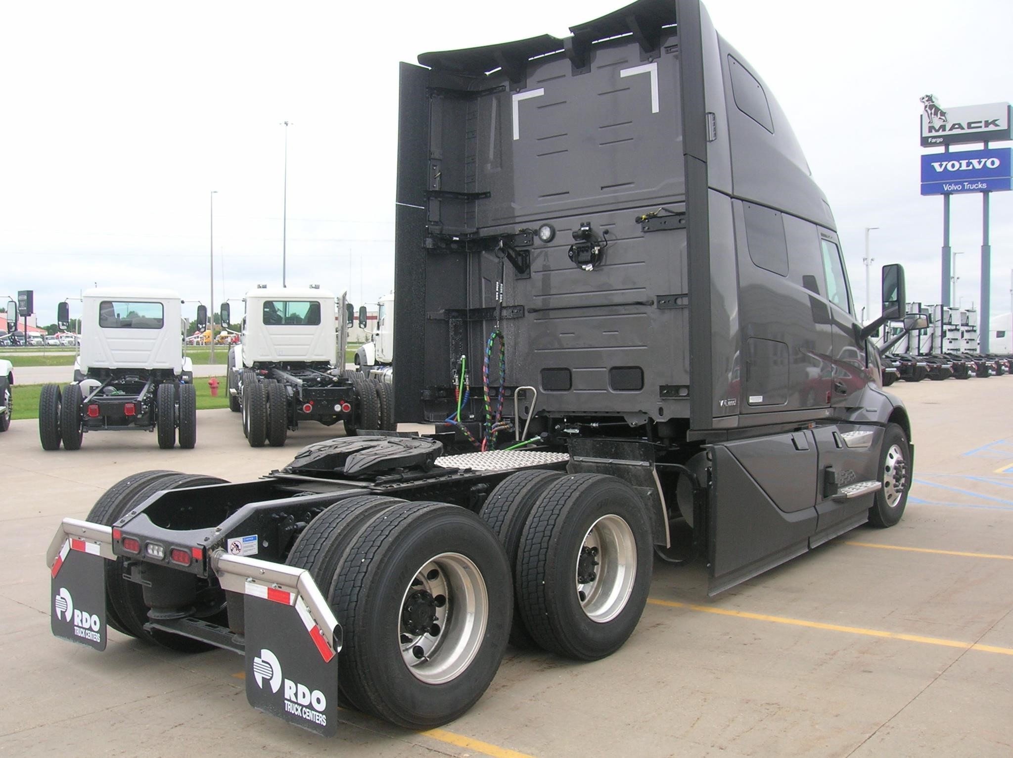 2026 VOLVO VNL64T860 - image 5 of 6