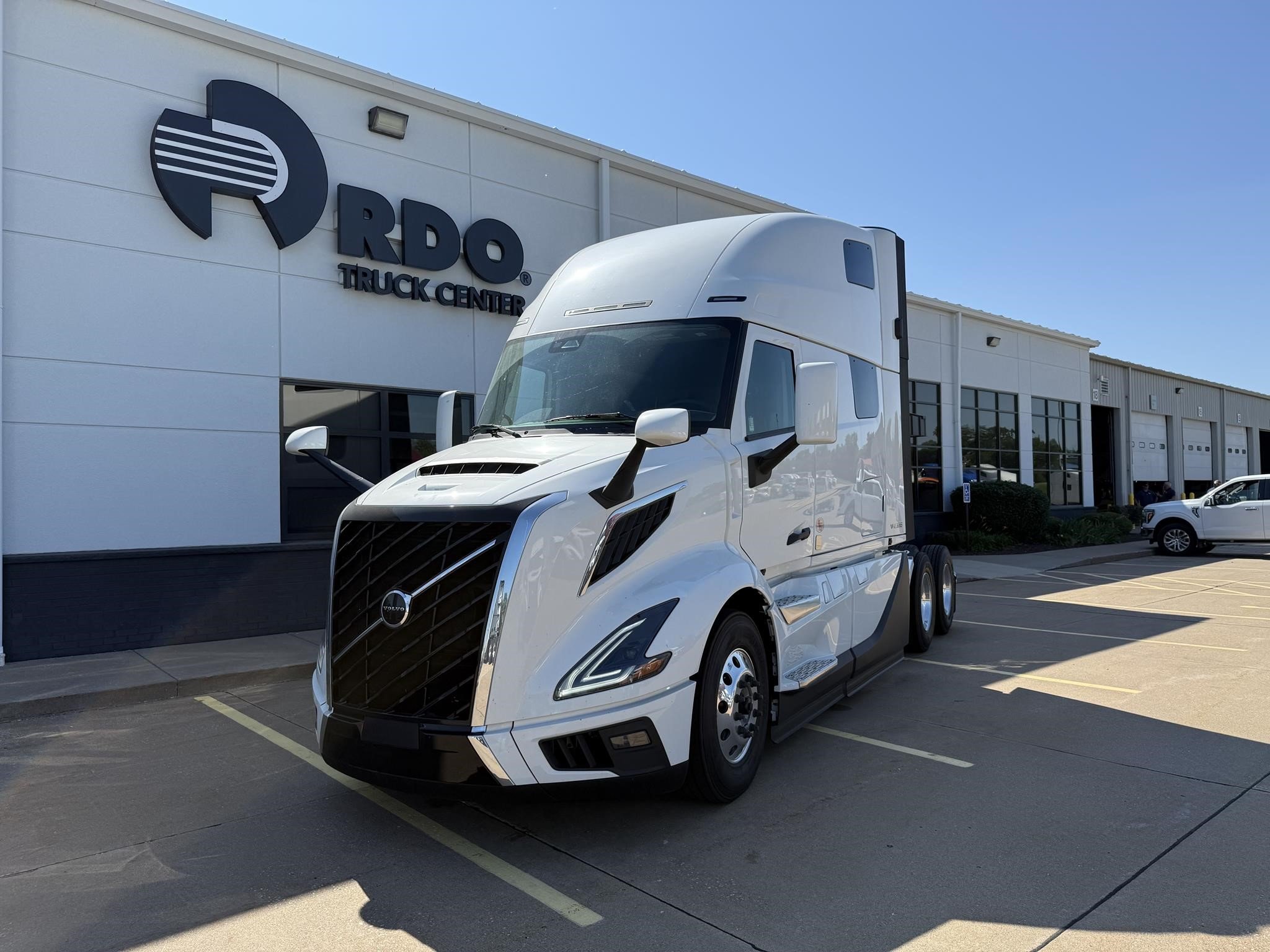 2026 VOLVO VNL64T860 - image 1 of 3