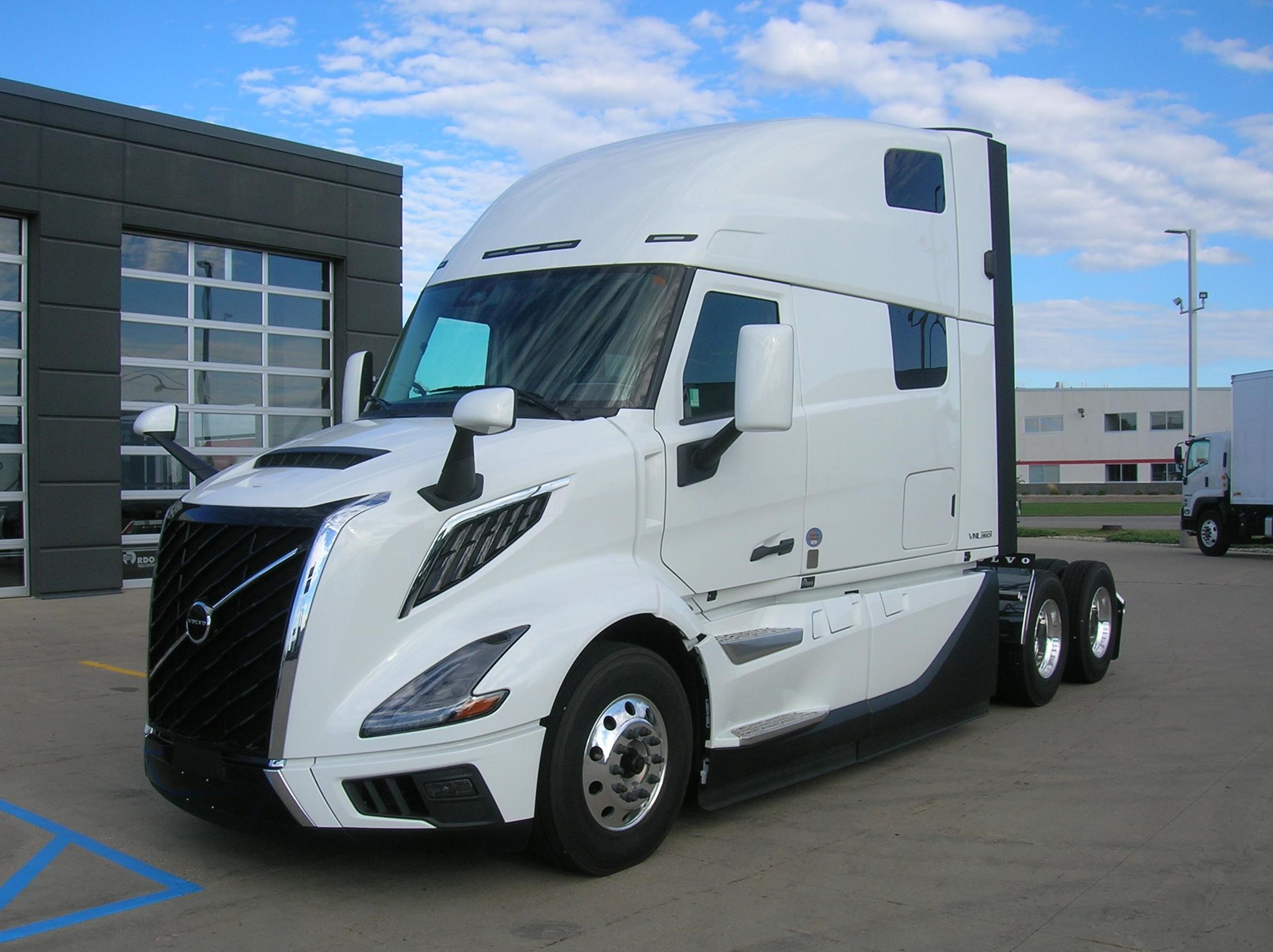 2026 VOLVO VNL64T860 - image 1 of 6