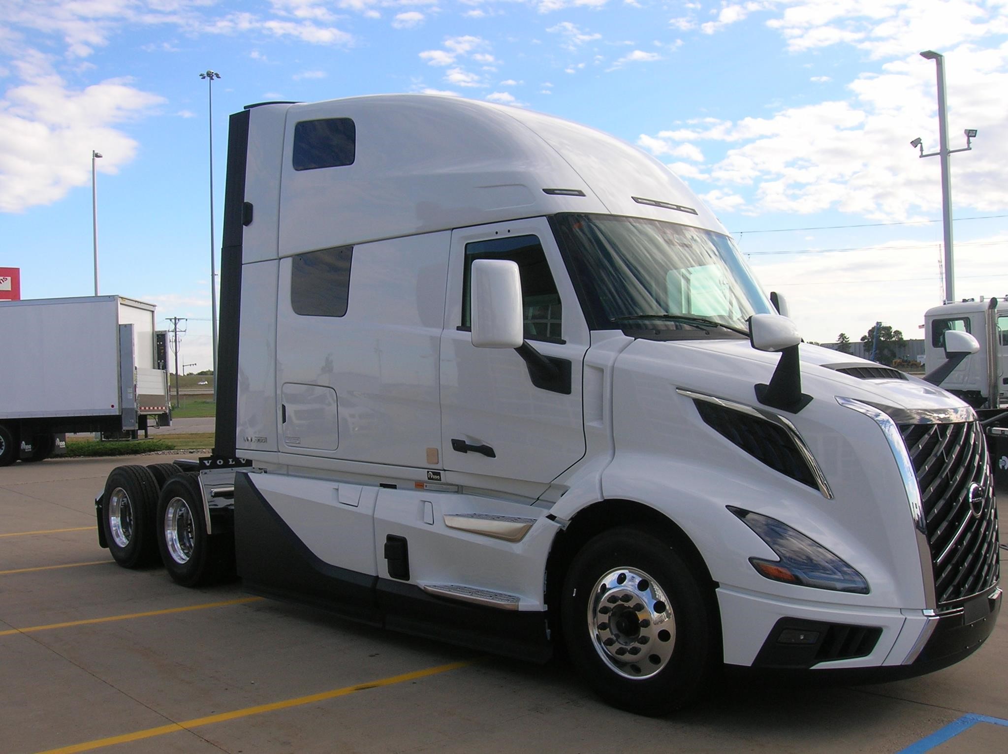 2026 VOLVO VNL64T860 - image 3 of 6