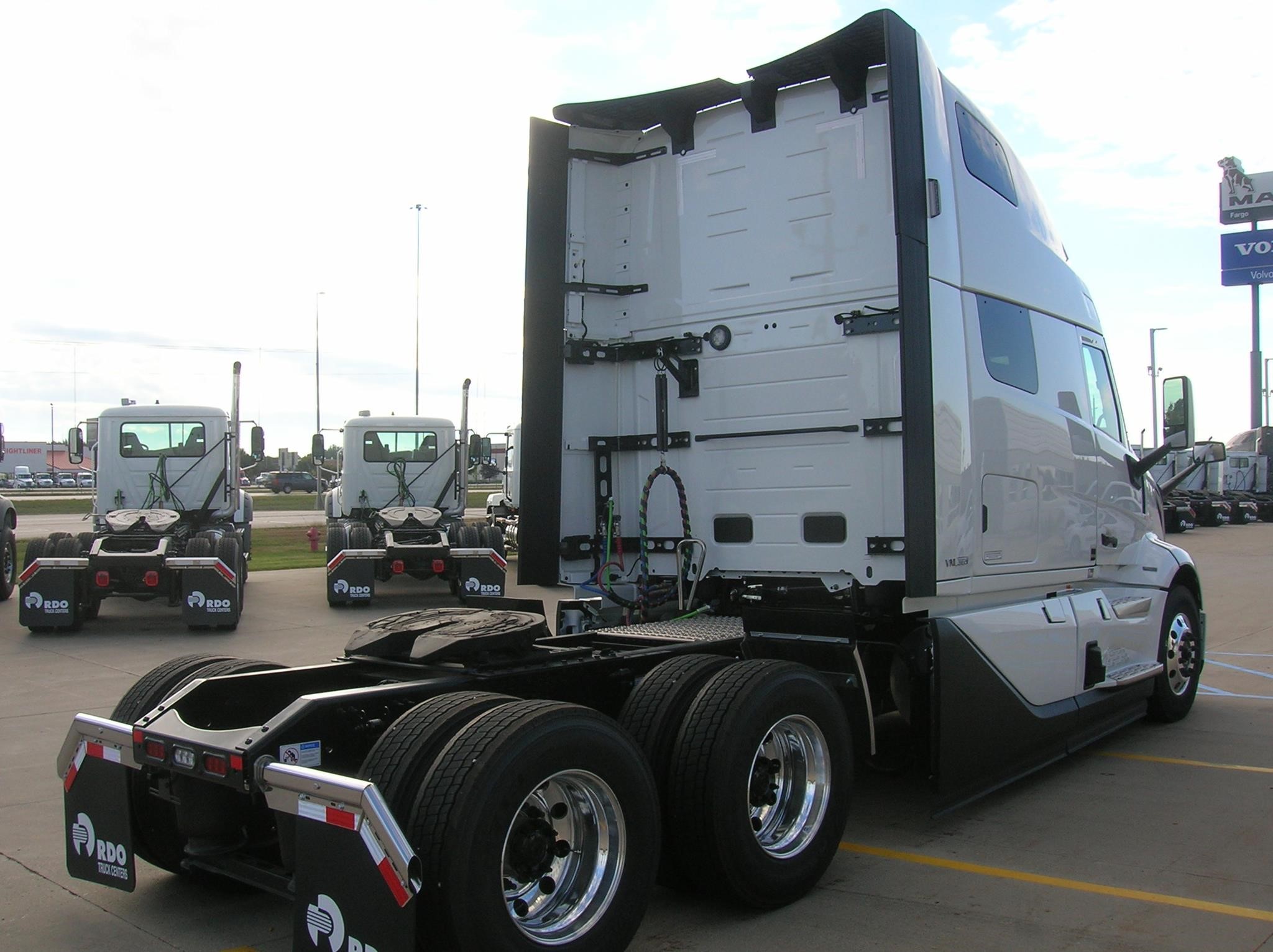 2026 VOLVO VNL64T860 - image 5 of 6