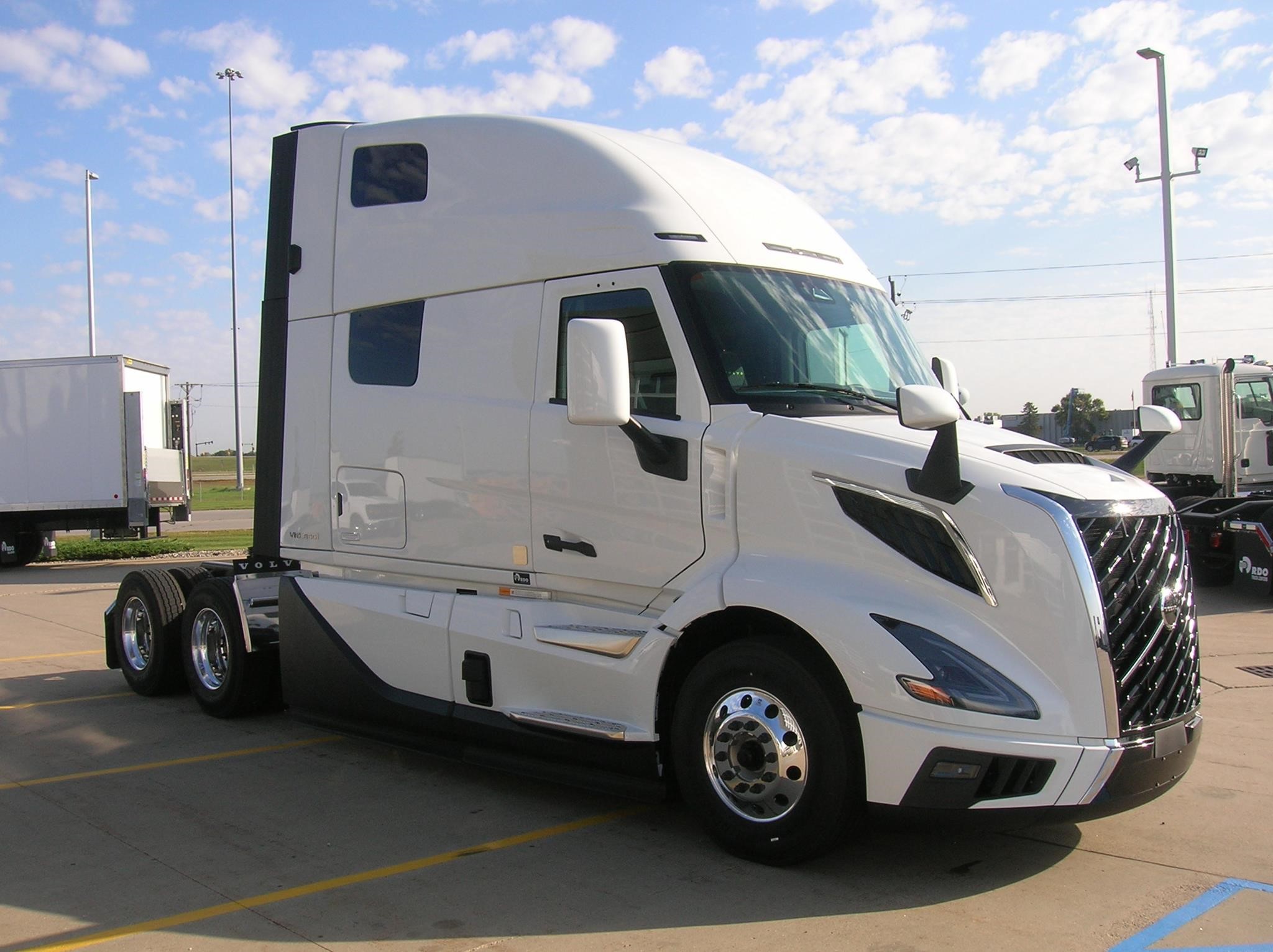 2026 VOLVO VNL64T860 - image 3 of 6