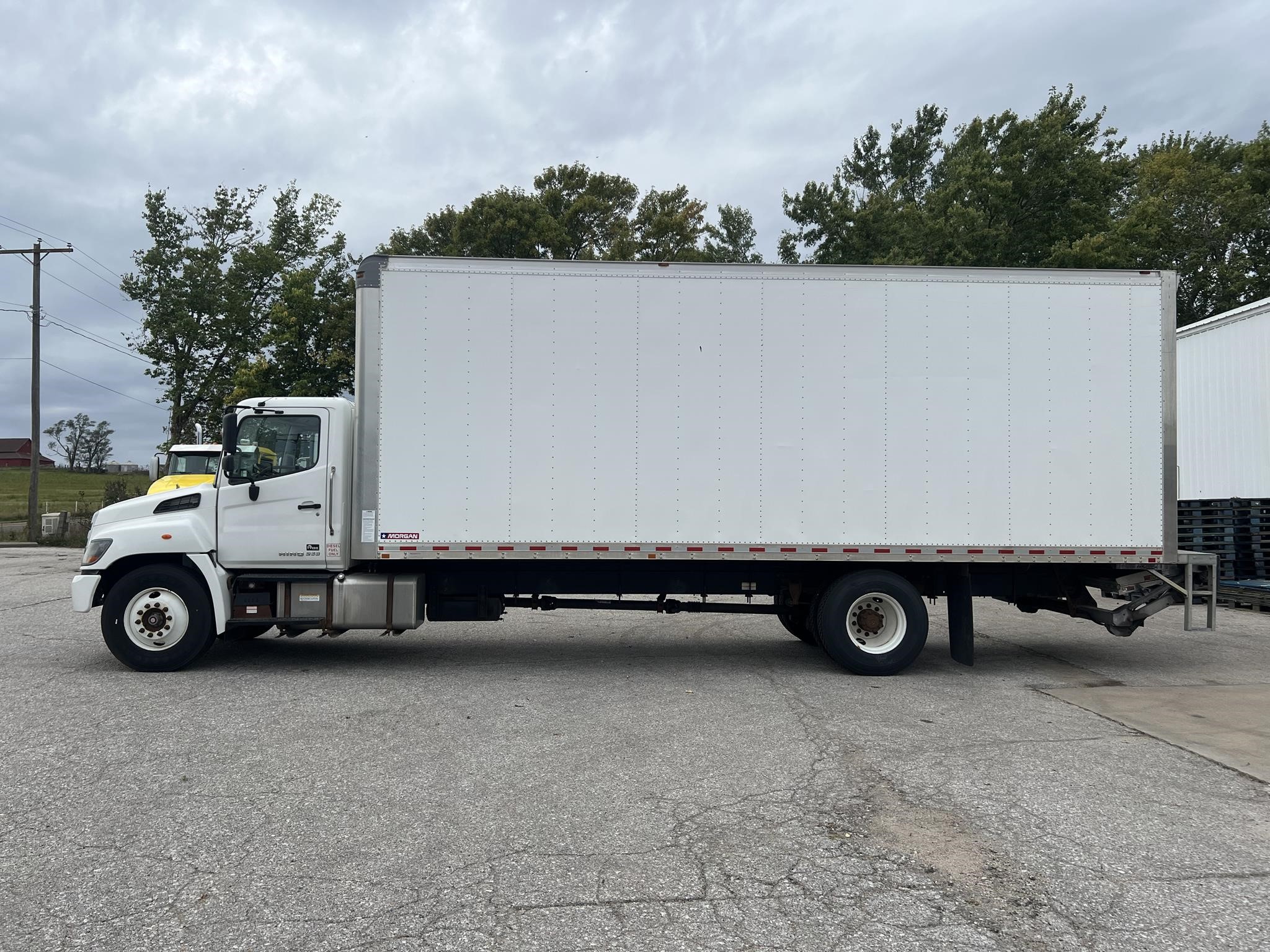 2019 HINO 268A - image 2 of 6