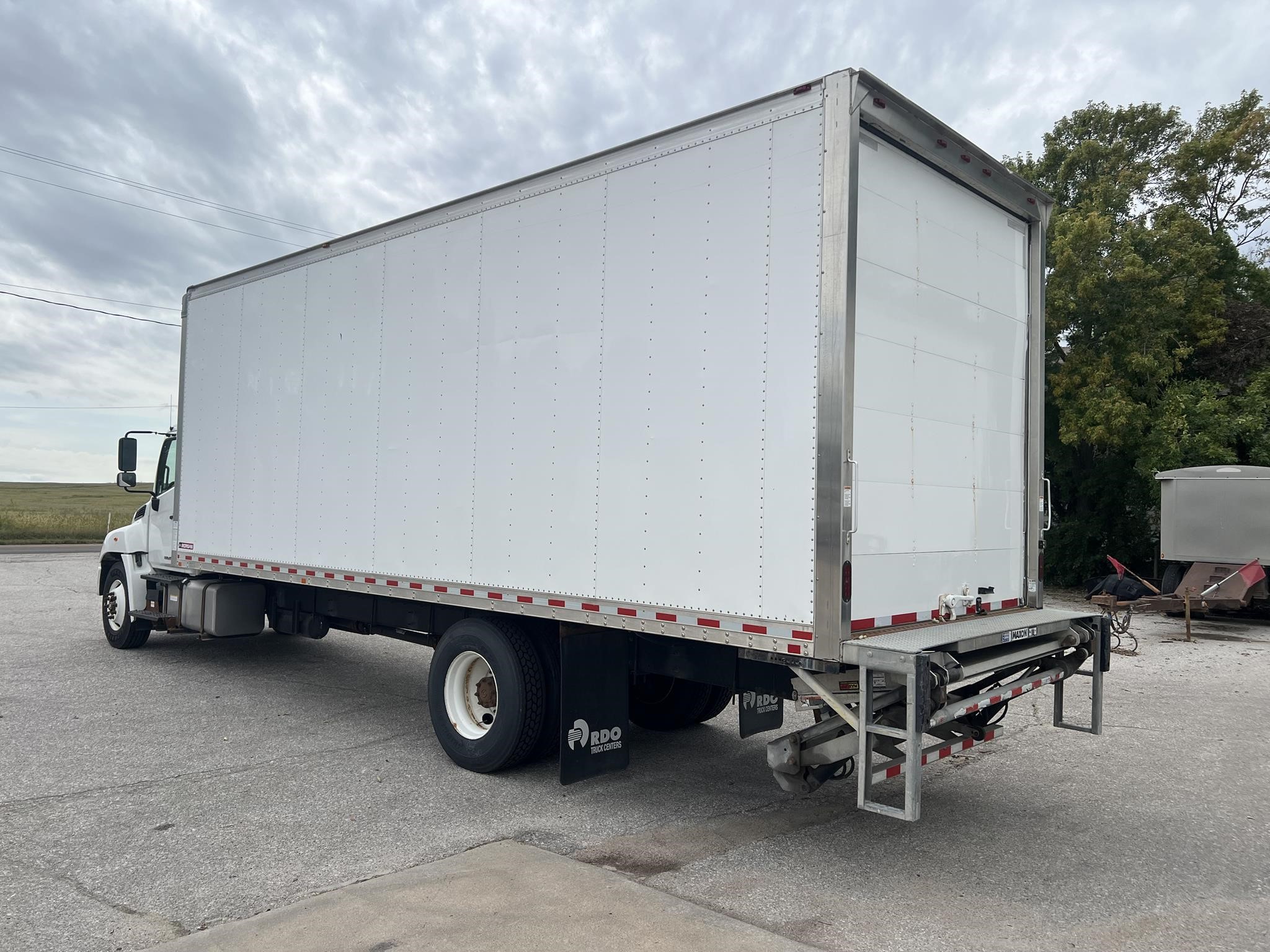 2019 HINO 268A - image 3 of 6