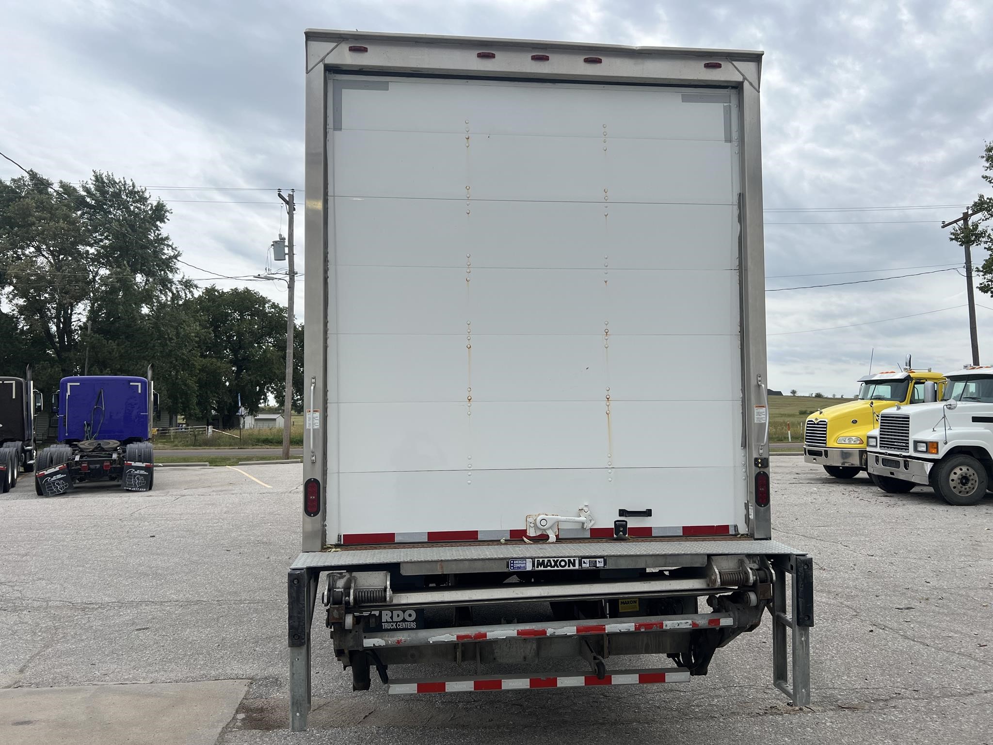 2019 HINO 268A - image 4 of 6