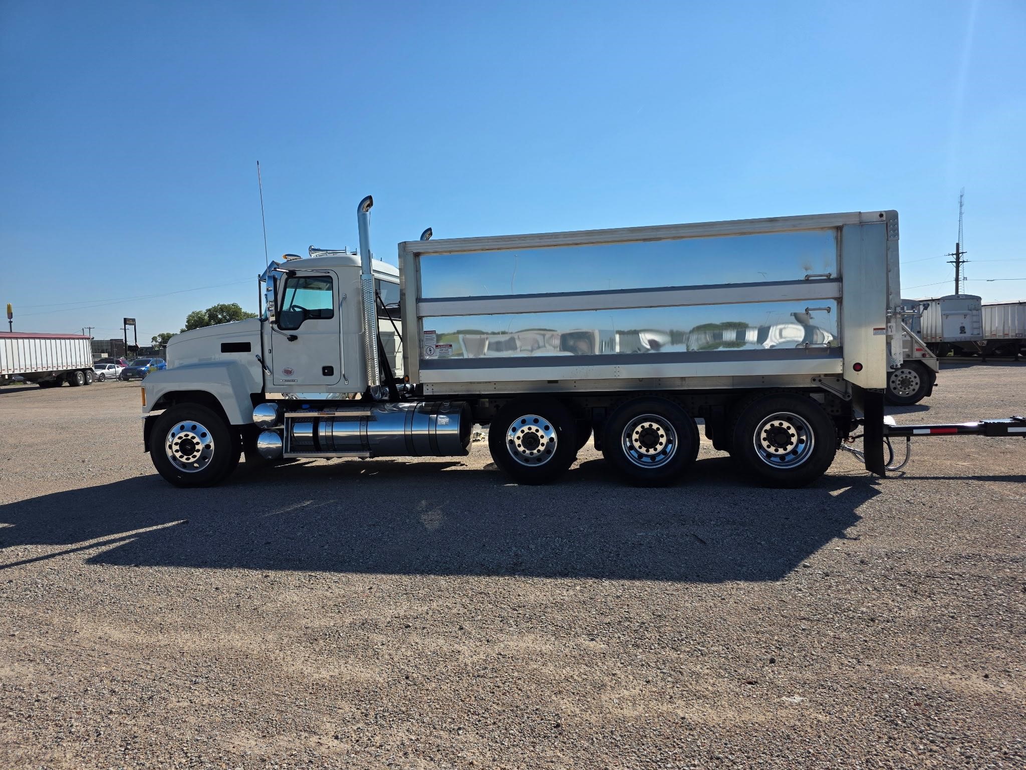 2026 MACK PINNACLE 64R - image 2 of 6