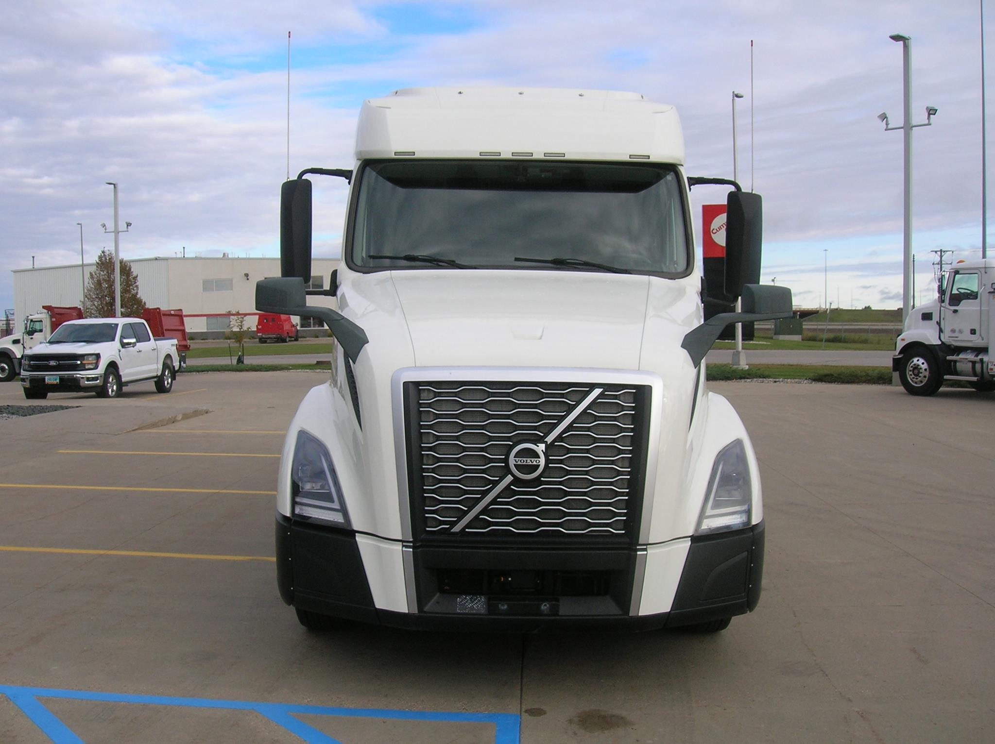 2021 VOLVO VNL64T740 - image 2 of 6