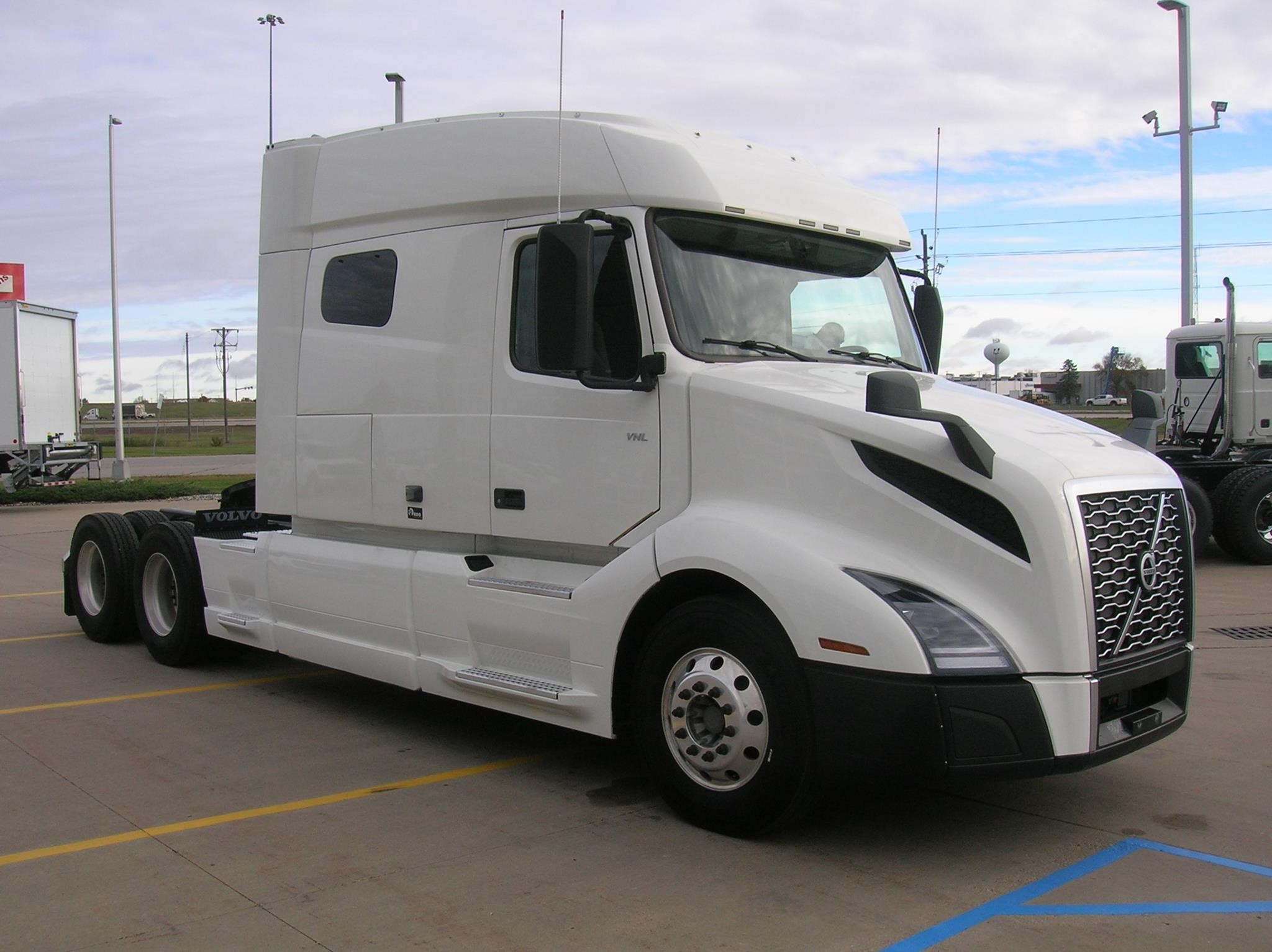 2021 VOLVO VNL64T740 - image 3 of 6