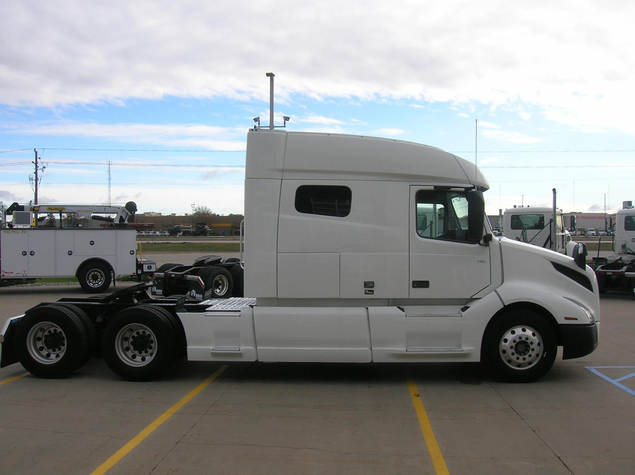 2021 VOLVO VNL64T740 - image 4 of 6