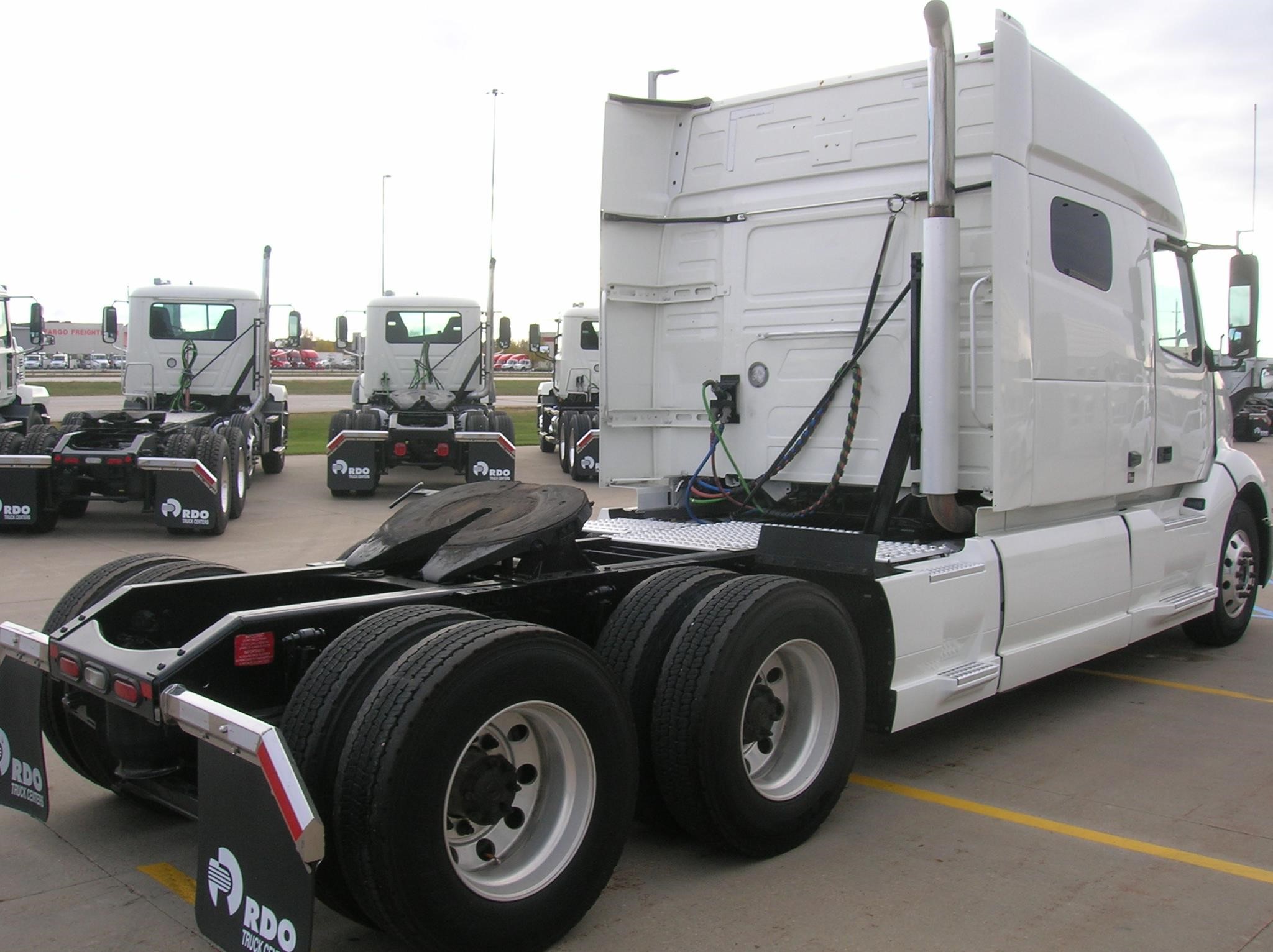 2021 VOLVO VNL64T740 - image 5 of 6