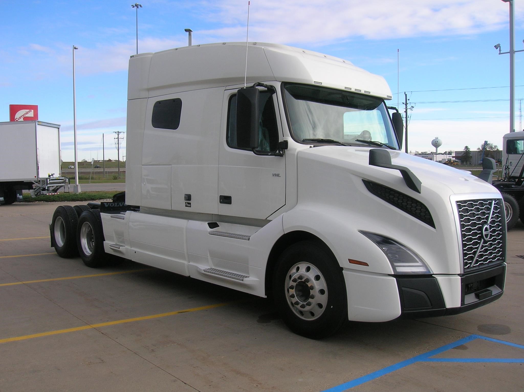 2019 VOLVO VNL64T740 - image 3 of 6