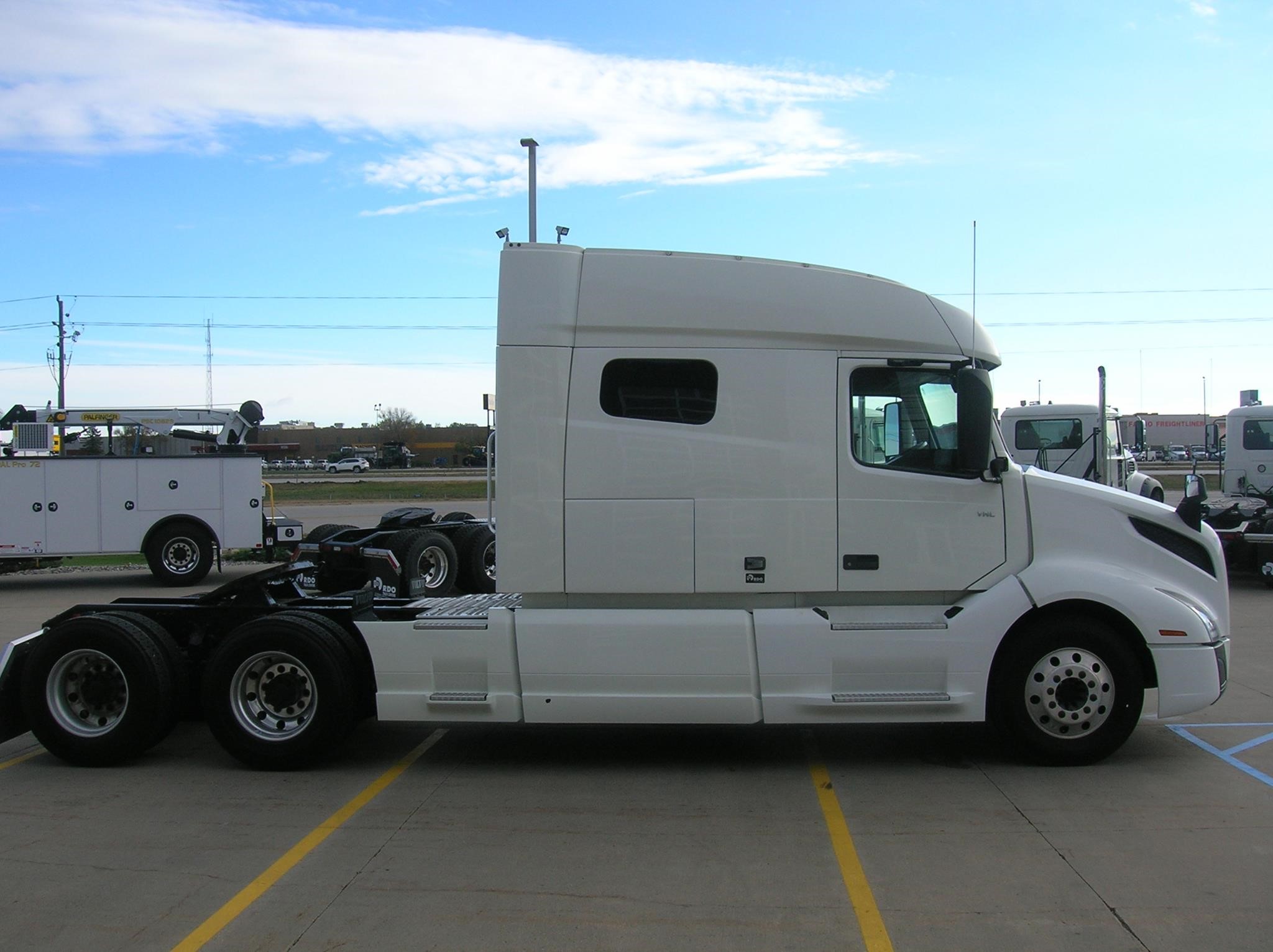 2019 VOLVO VNL64T740 - image 4 of 6