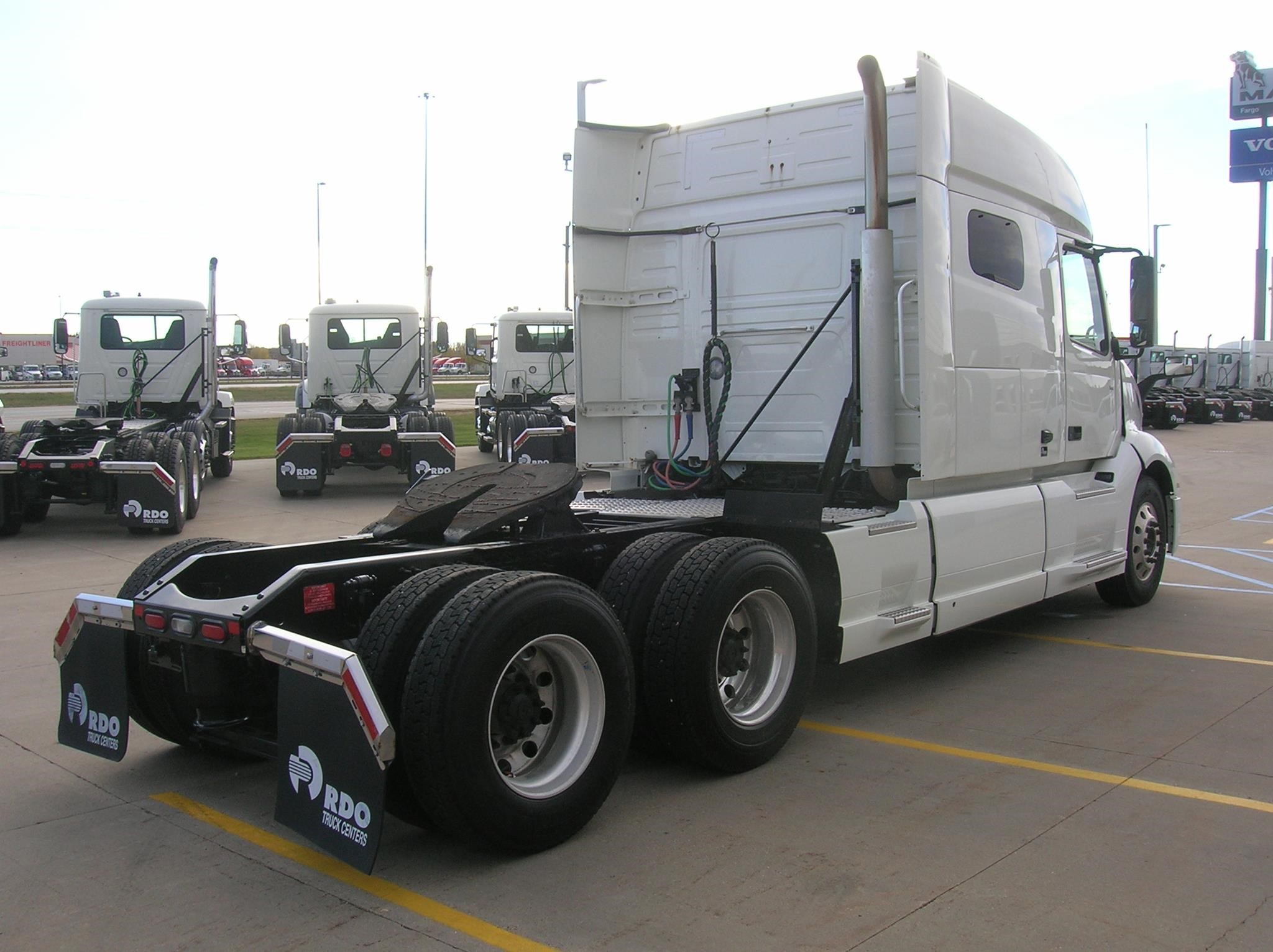 2019 VOLVO VNL64T740 - image 5 of 6