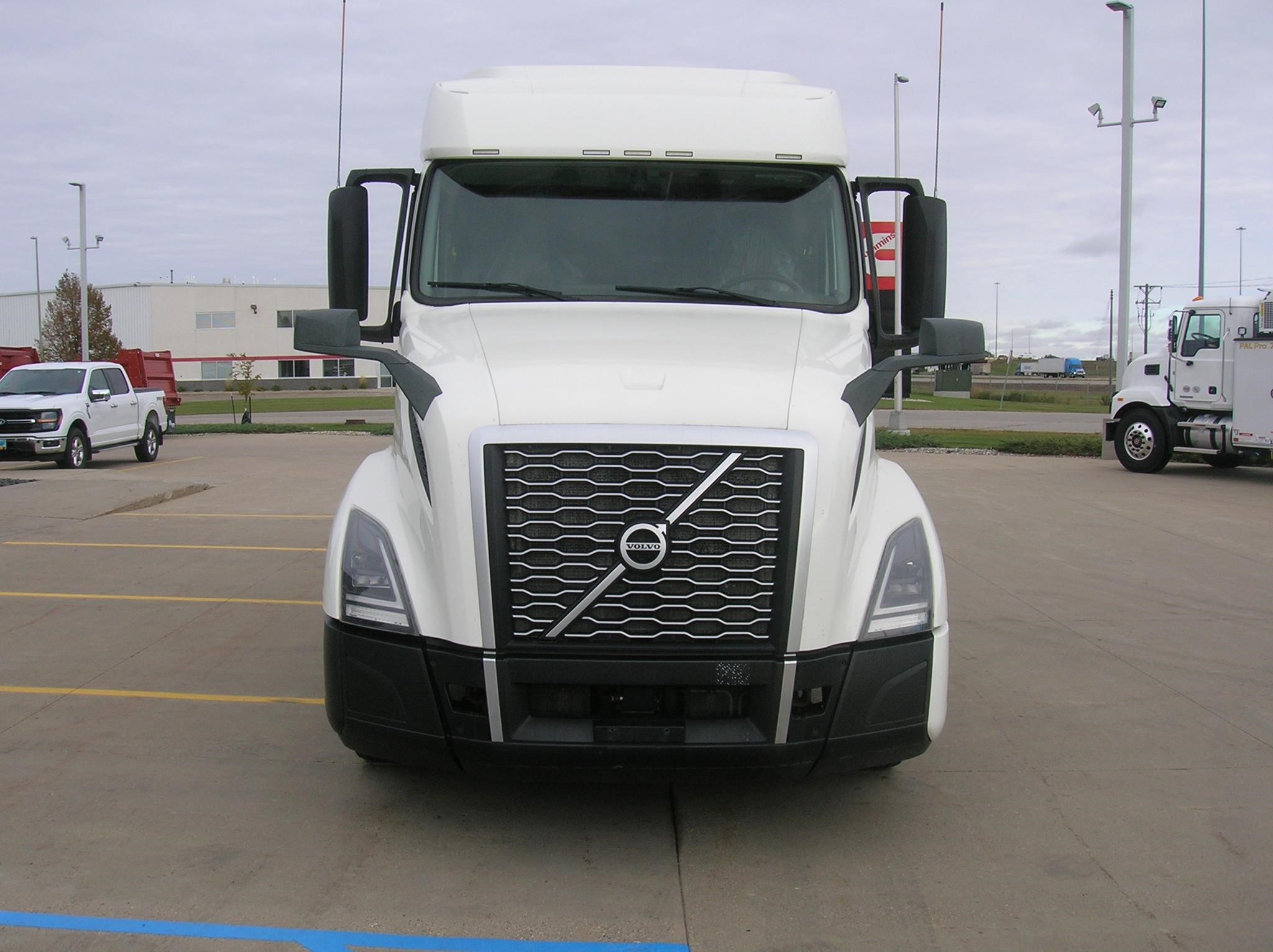 2022 VOLVO VNL64T740 - image 2 of 6