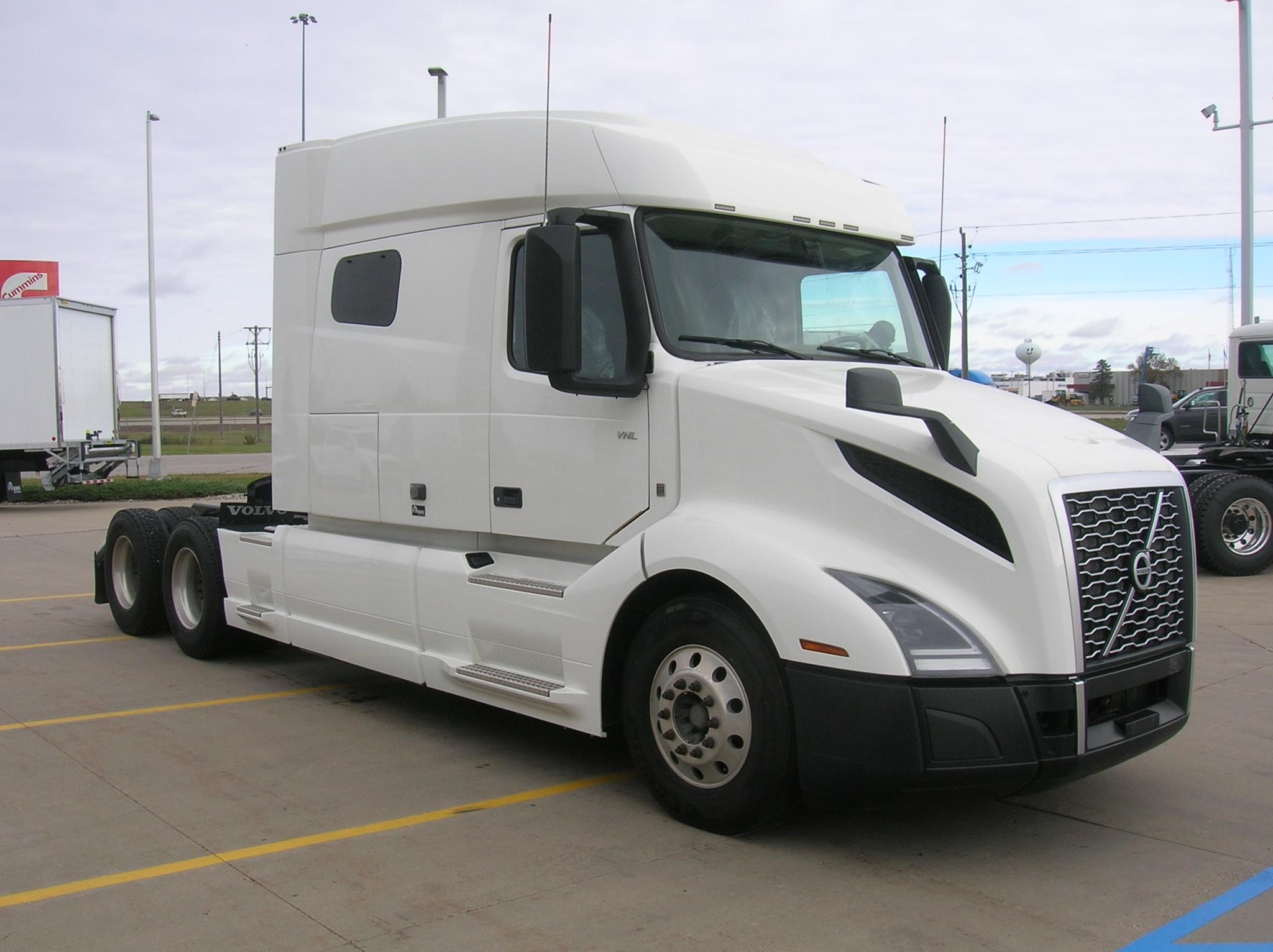 2022 VOLVO VNL64T740 - image 3 of 6