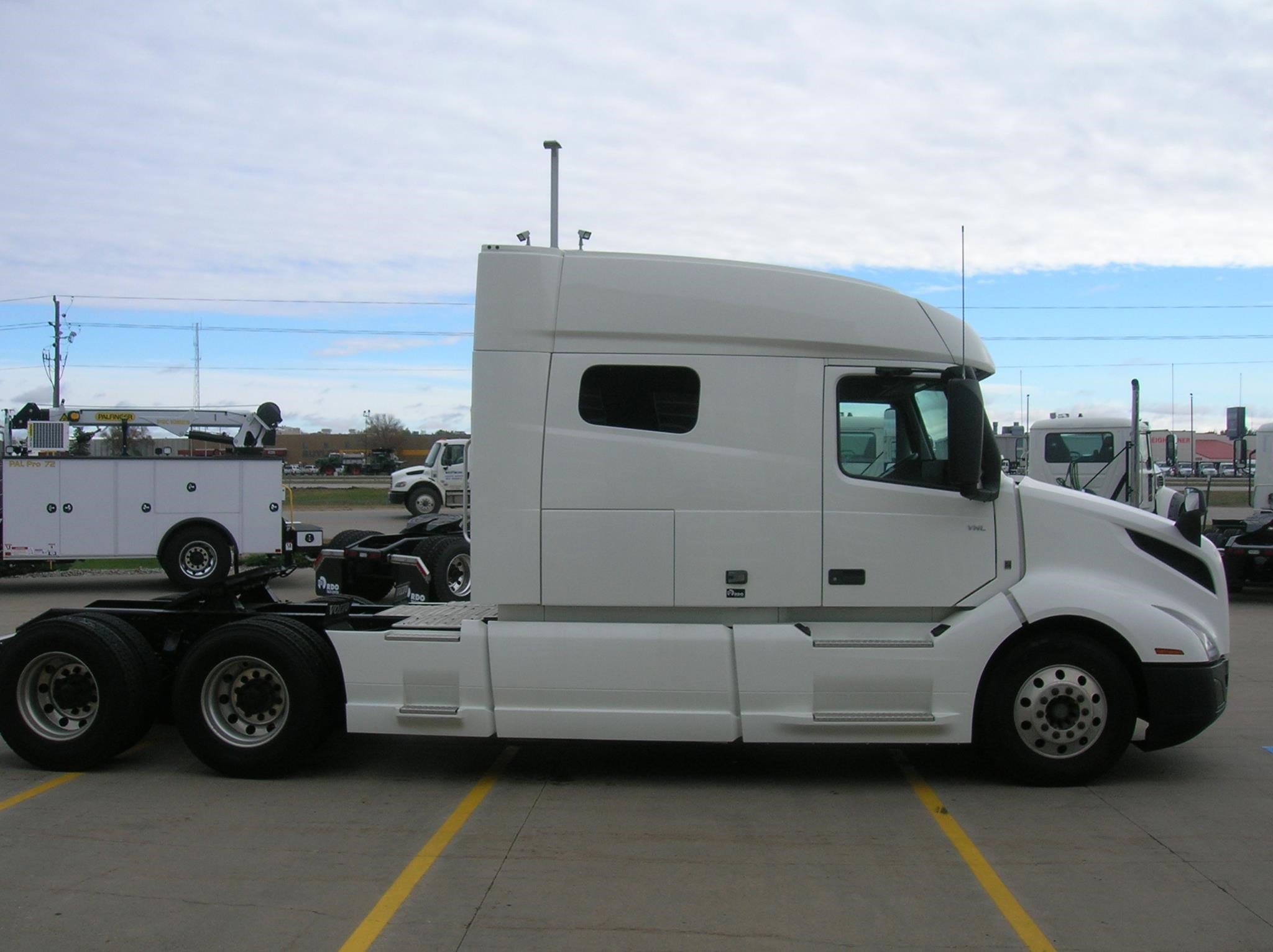 2022 VOLVO VNL64T740 - image 4 of 6