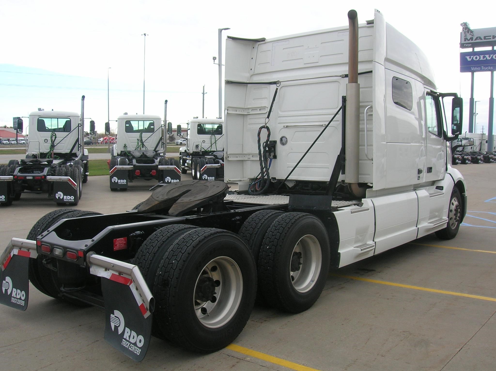 2022 VOLVO VNL64T740 - image 5 of 6