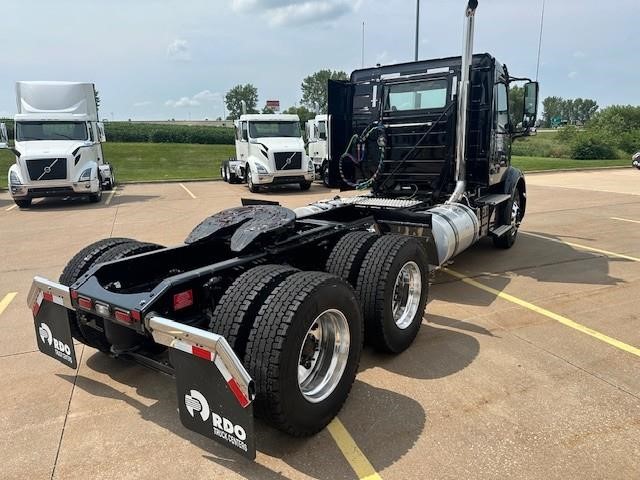 2026 VOLVO VNR64T300 2026 VOLVO VNR64T300 - image 3 of 6