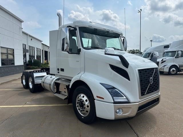 2026 VOLVO VNR64T300 2026 VOLVO VNR64T300 - image 2 of 6