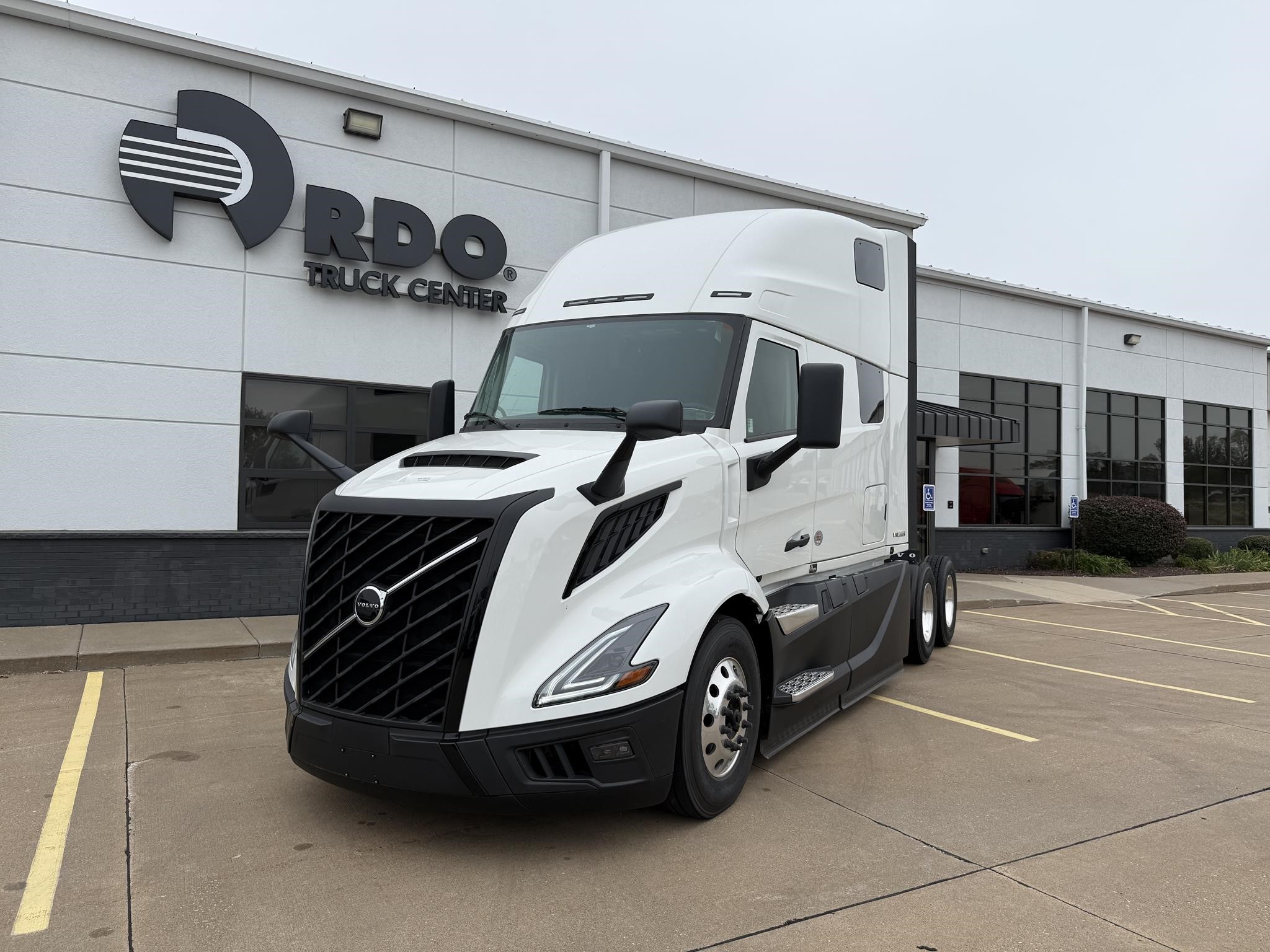 2026 VOLVO VNL64T860 2026 VOLVO VNL64T860 - image 1 of 6