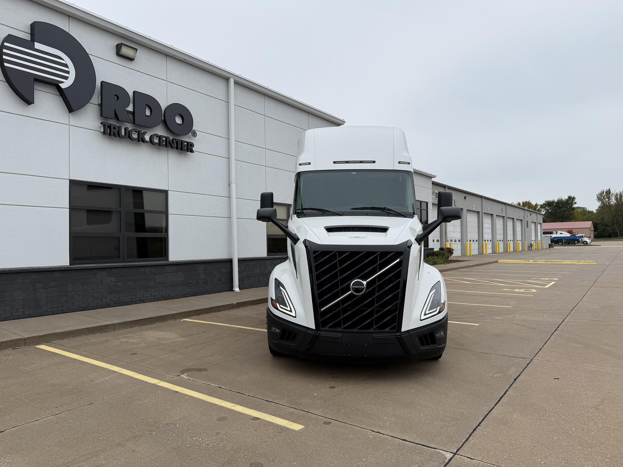 2026 VOLVO VNL64T860 2026 VOLVO VNL64T860 - image 2 of 6