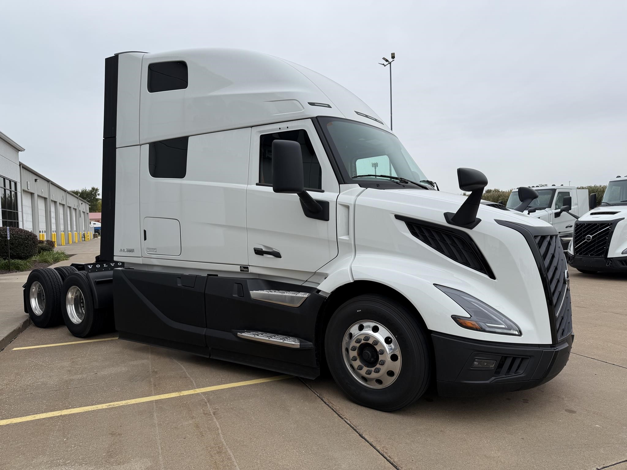 2026 VOLVO VNL64T860 2026 VOLVO VNL64T860 - image 3 of 6