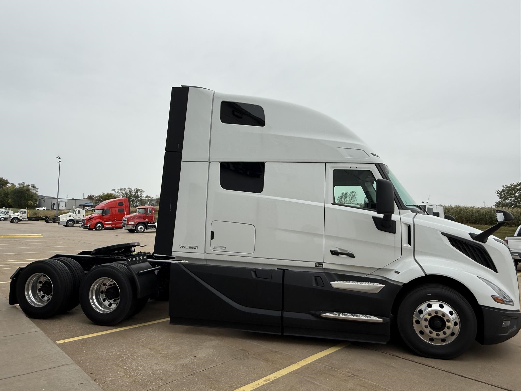 2026 VOLVO VNL64T860 2026 VOLVO VNL64T860 - image 4 of 6
