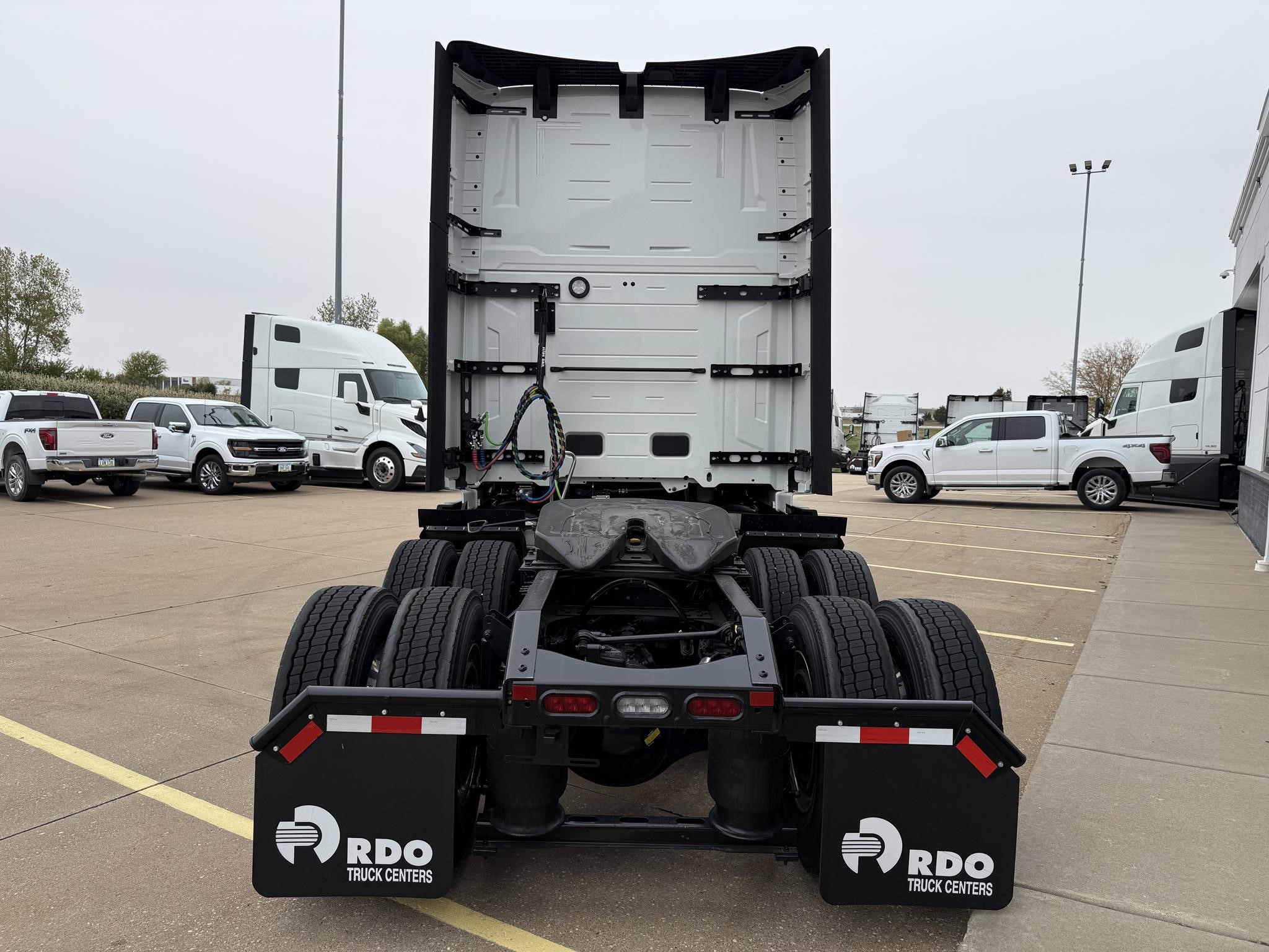 2026 VOLVO VNL64T860 2026 VOLVO VNL64T860 - image 5 of 6