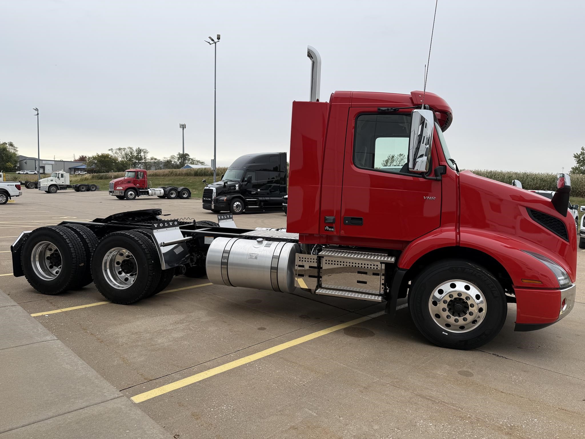 2026 VOLVO VNR64T300 2026 VOLVO VNR64T300 - image 4 of 6