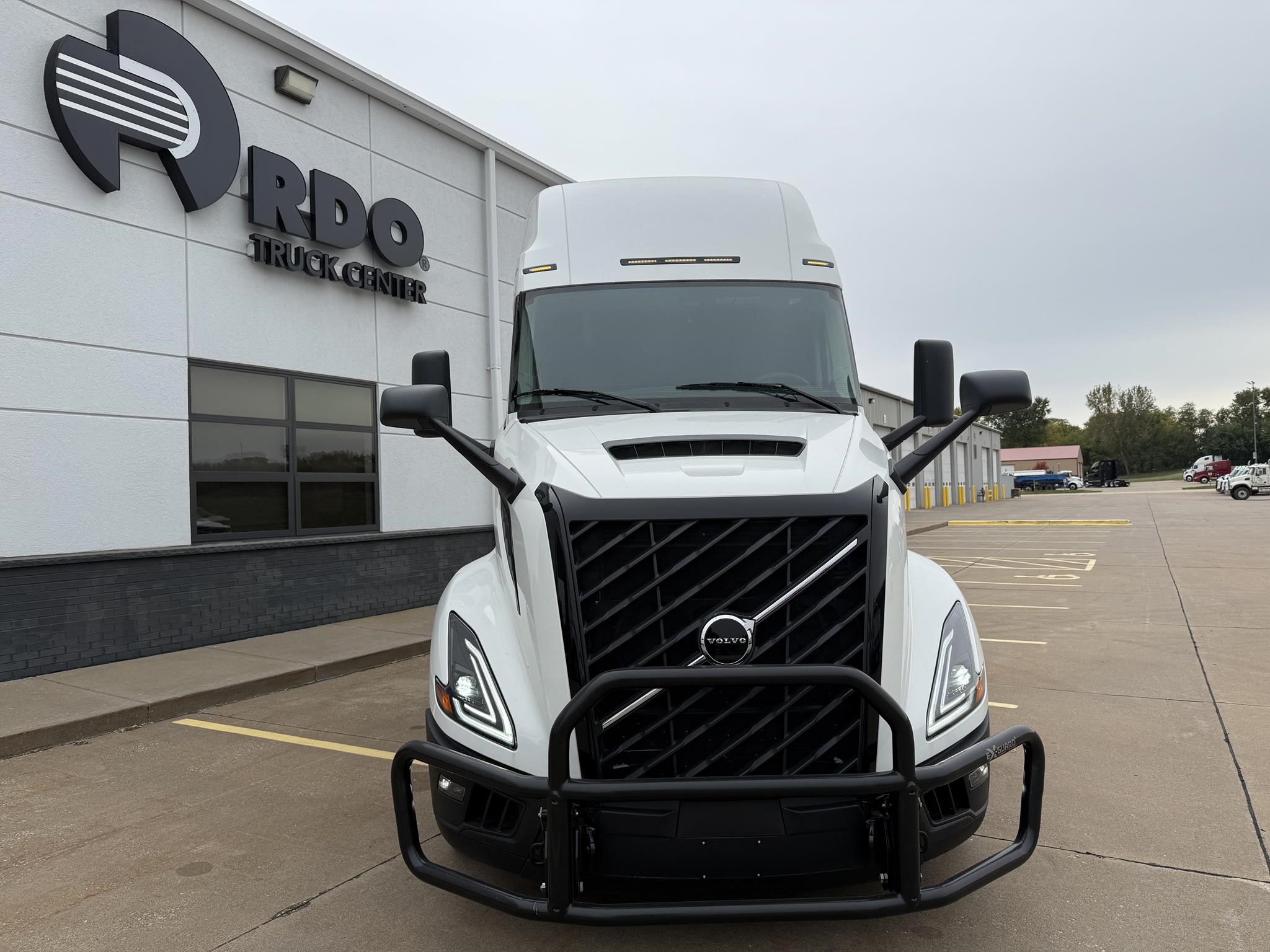 2026 VOLVO VNL64T860 2026 VOLVO VNL64T860 - image 2 of 6