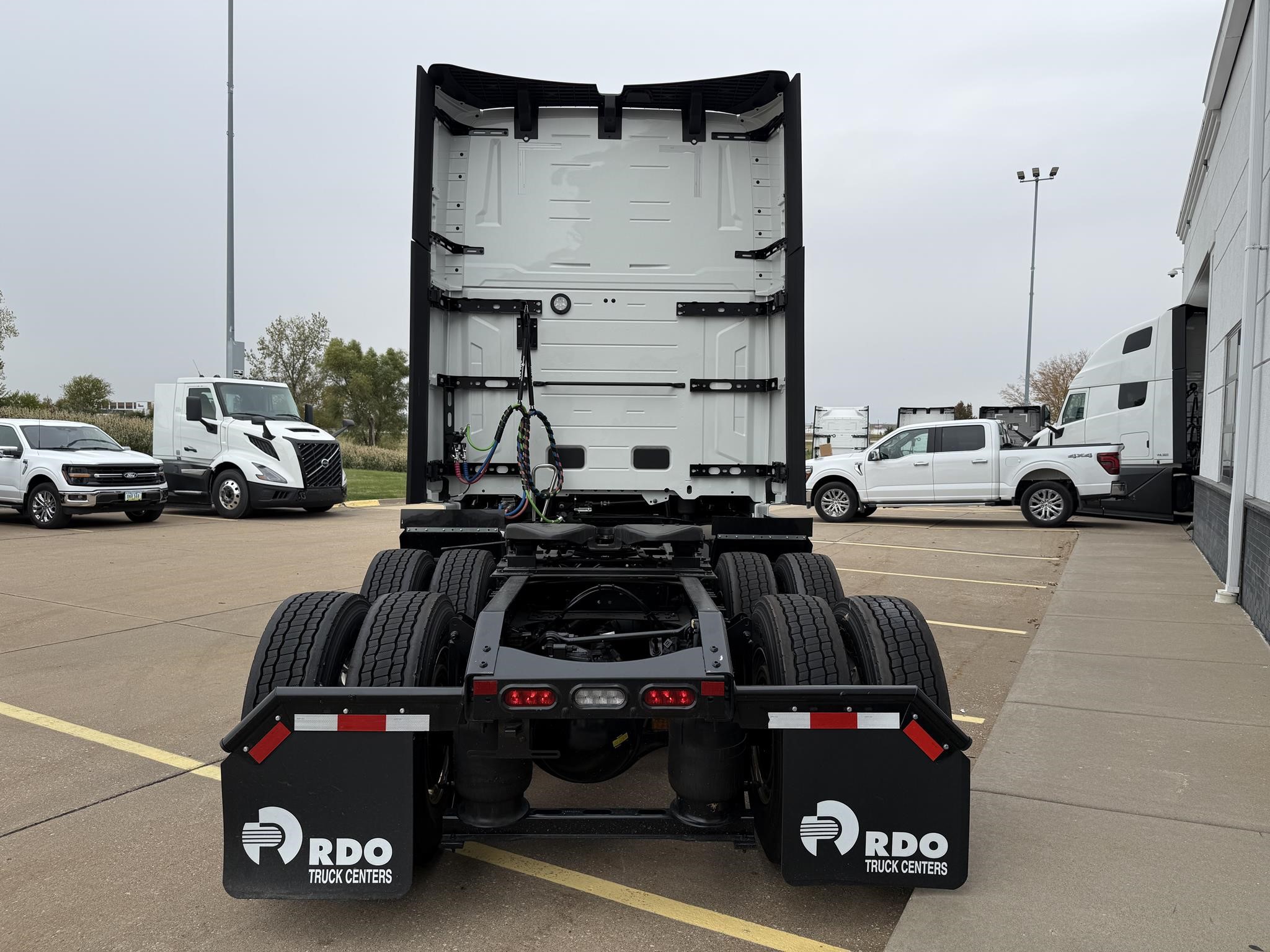 2026 VOLVO VNL64T860 2026 VOLVO VNL64T860 - image 5 of 6