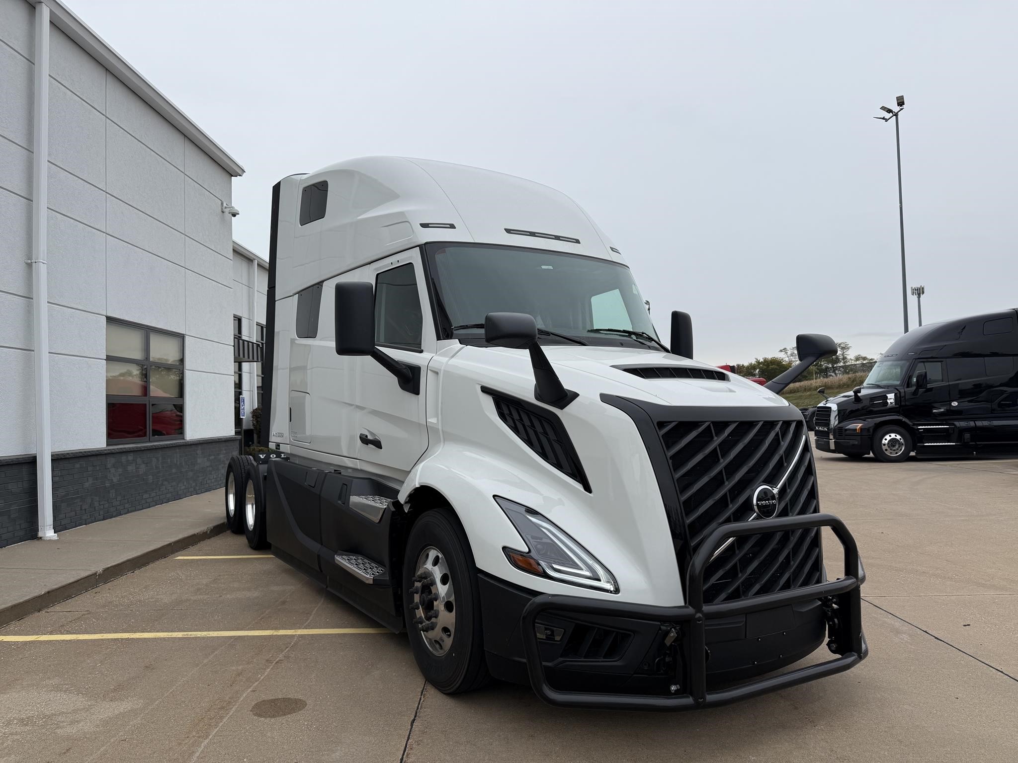 2026 VOLVO VNL64T860 2026 VOLVO VNL64T860 - image 3 of 6