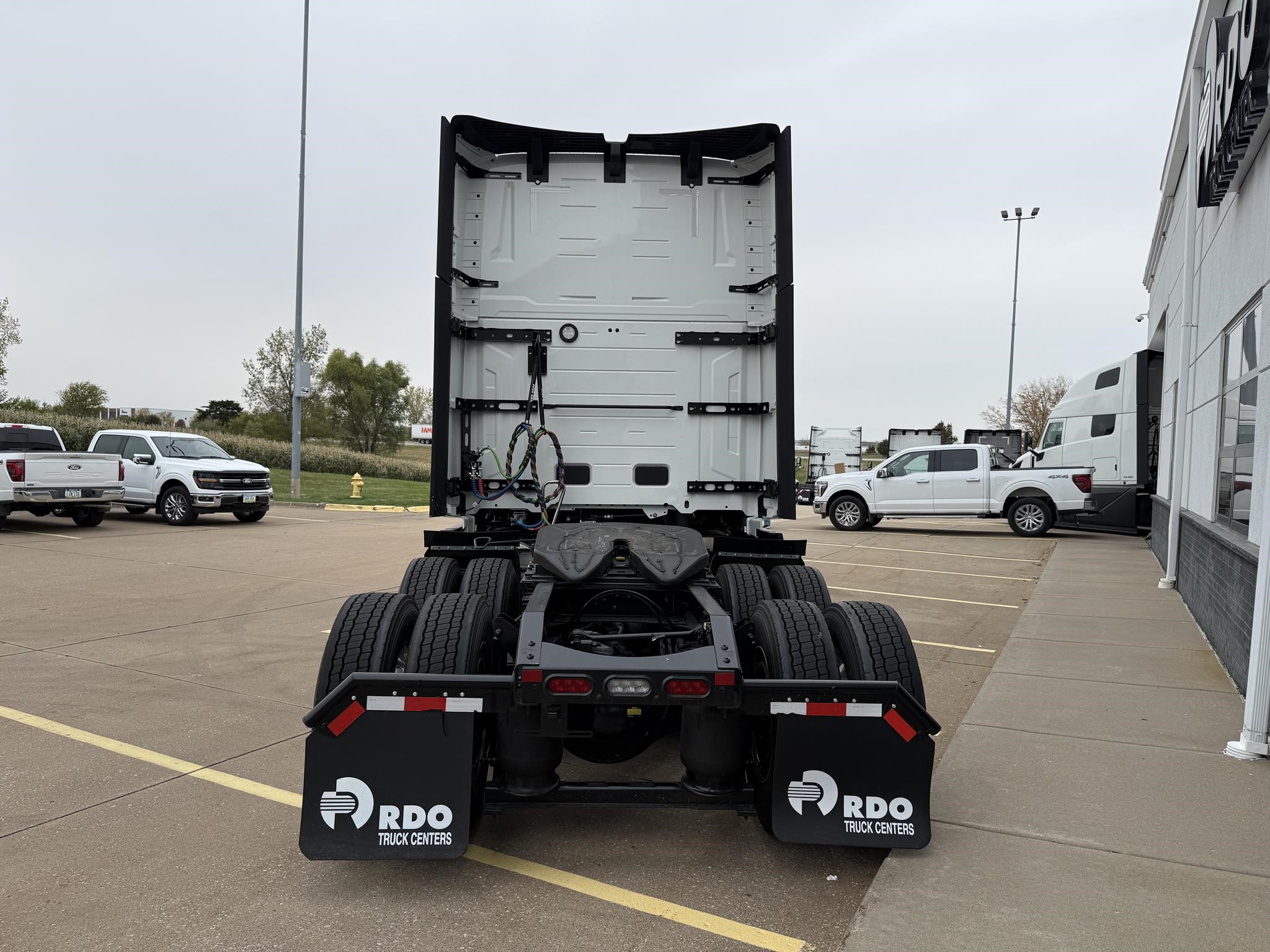 2026 VOLVO VNL64T860 2026 VOLVO VNL64T860 - image 5 of 6