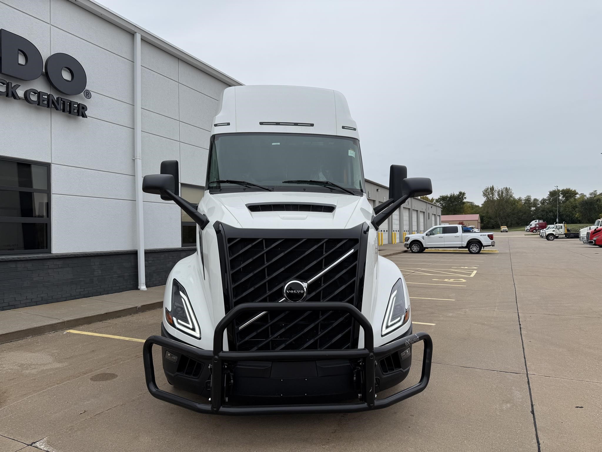 2026 VOLVO VNL64T860 2026 VOLVO VNL64T860 - image 2 of 6