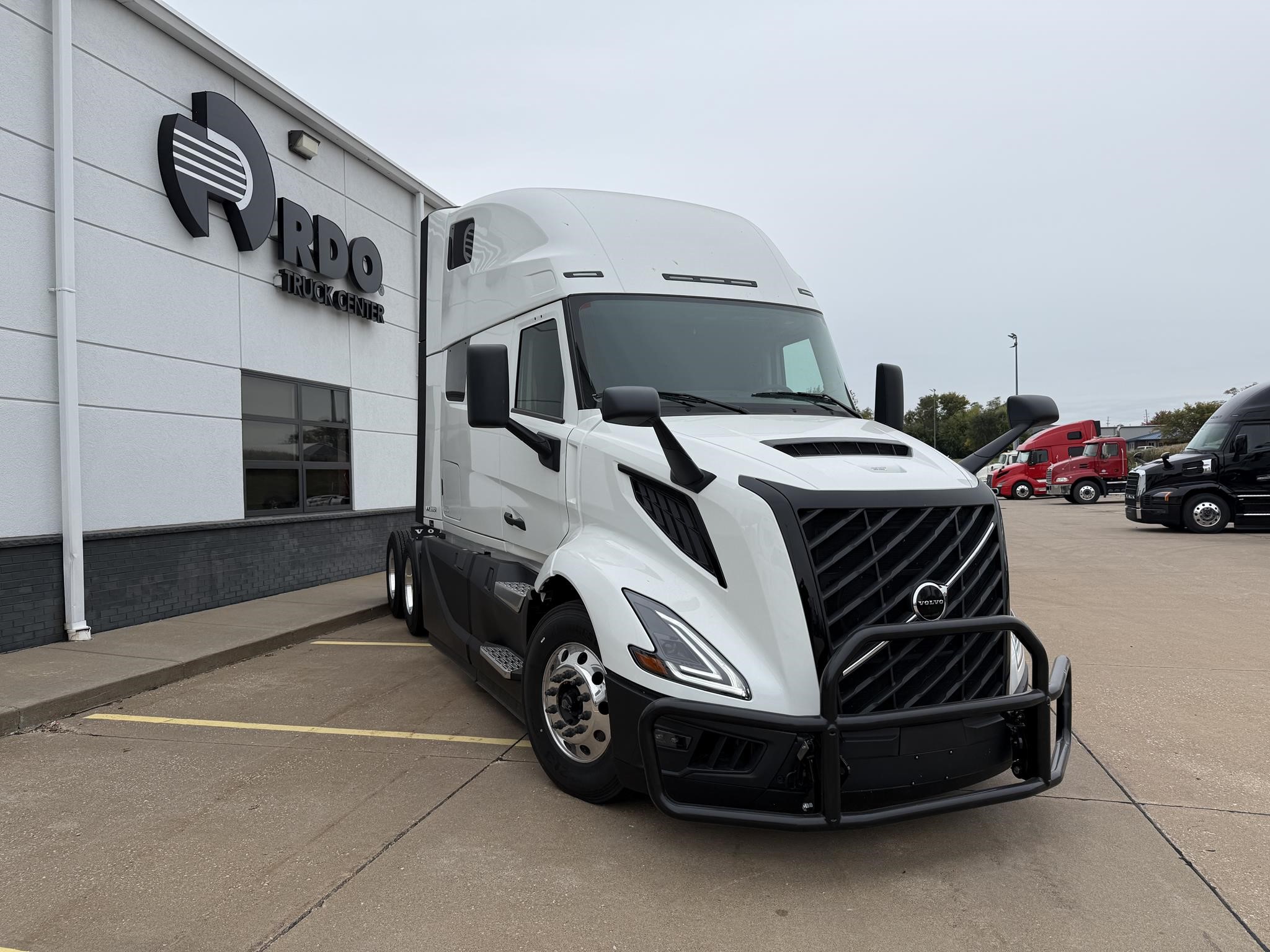 2026 VOLVO VNL64T860 2026 VOLVO VNL64T860 - image 3 of 6