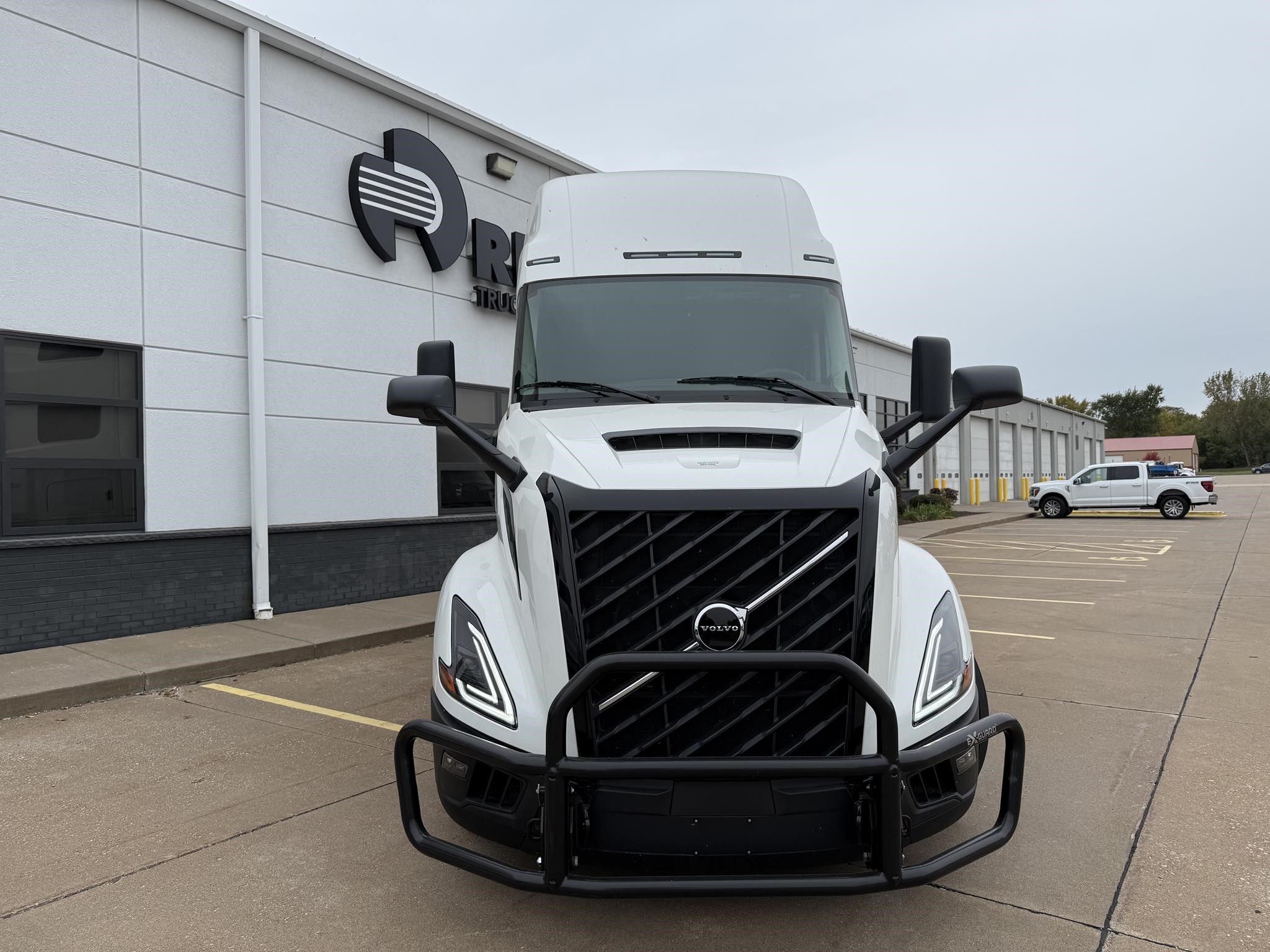 2026 VOLVO VNL64T860 2026 VOLVO VNL64T860 - image 2 of 6