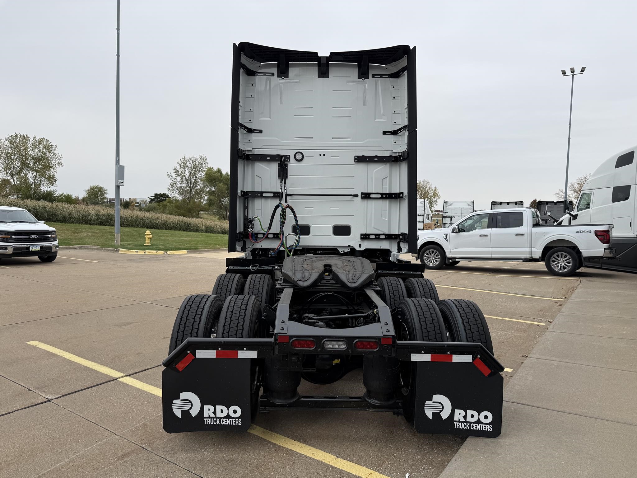 2026 VOLVO VNL64T860 2026 VOLVO VNL64T860 - image 5 of 6