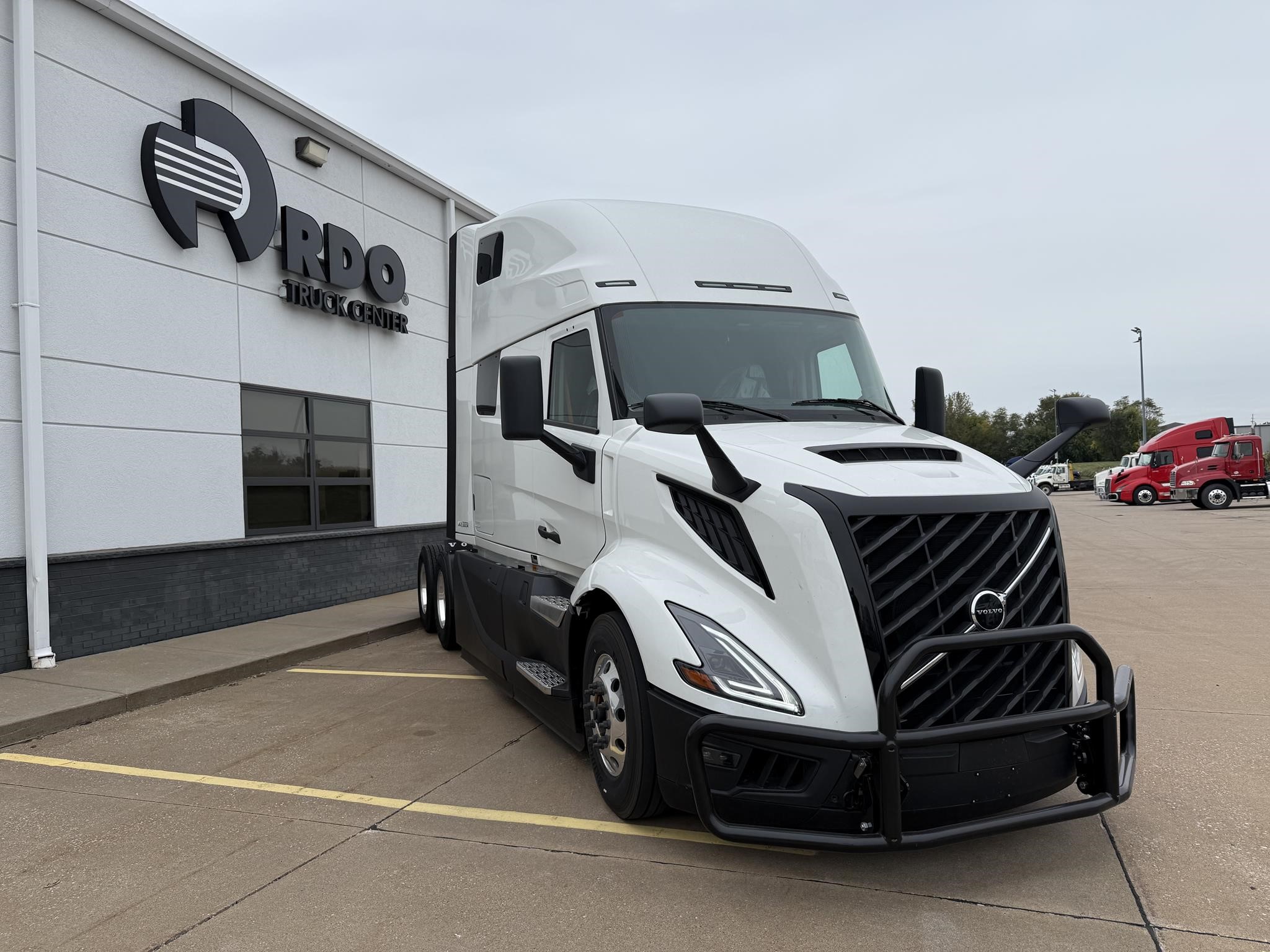 2026 VOLVO VNL64T860 2026 VOLVO VNL64T860 - image 2 of 6