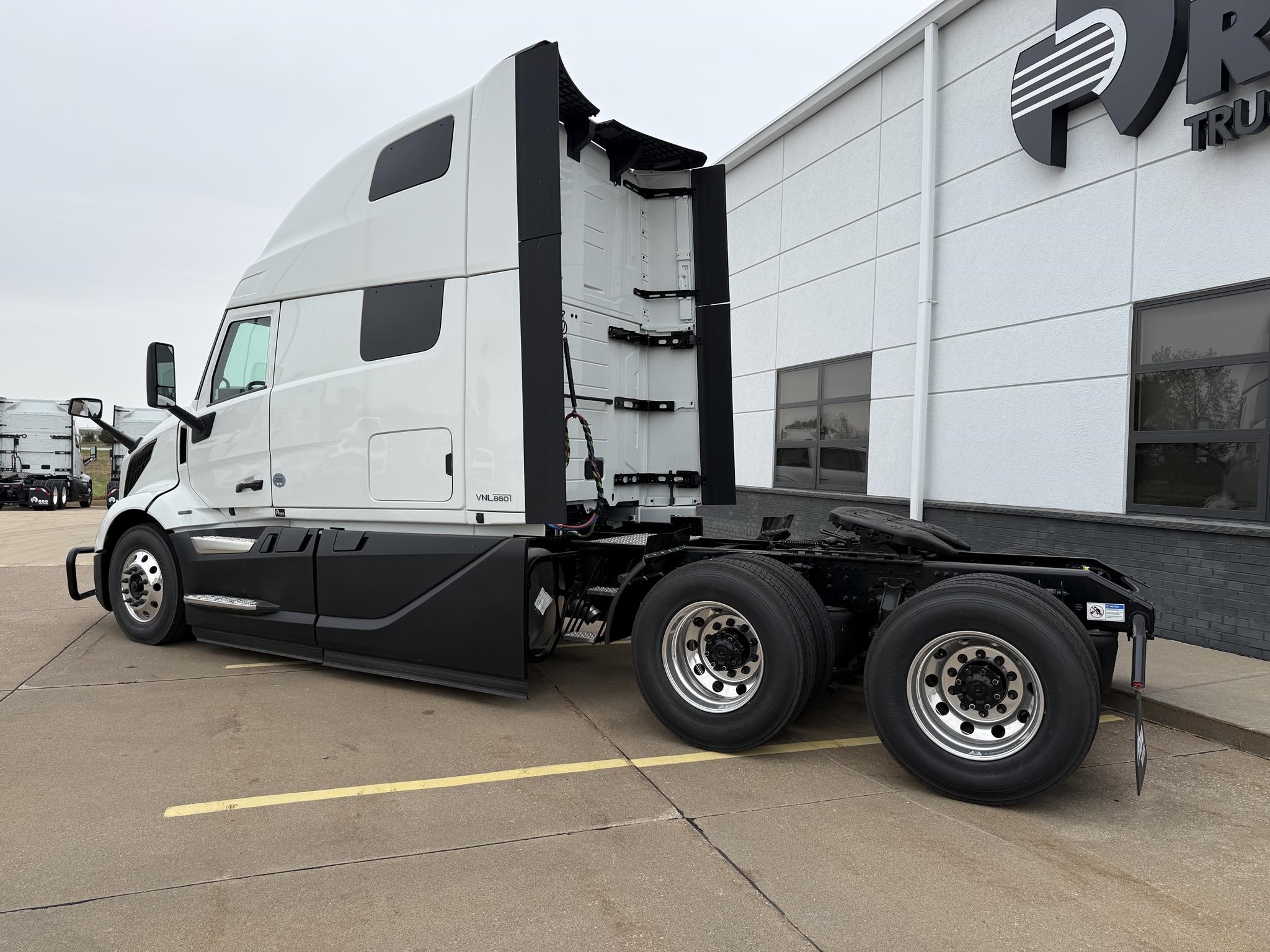 2026 VOLVO VNL64T860 2026 VOLVO VNL64T860 - image 6 of 6