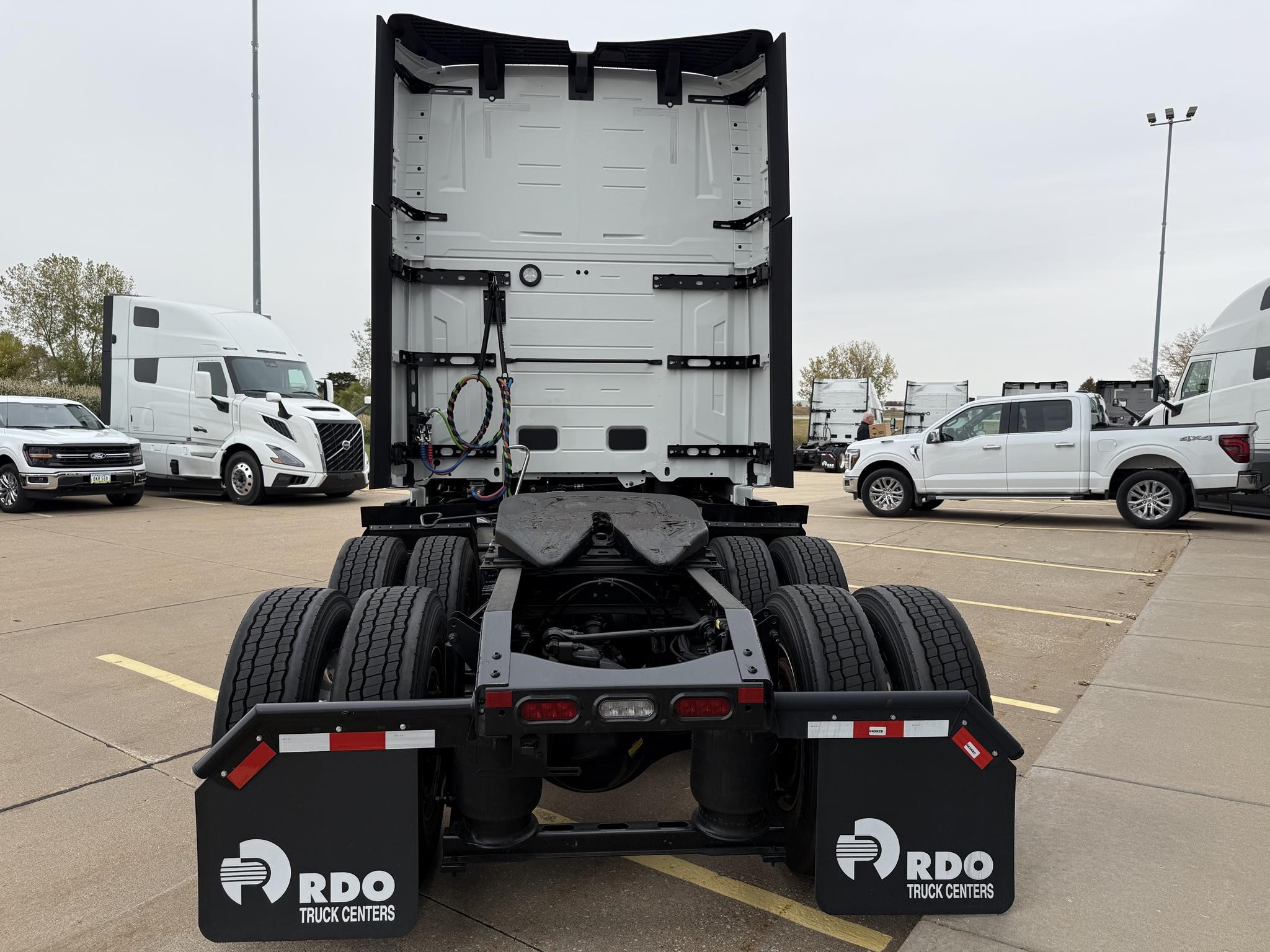 2026 VOLVO VNL64T860 2026 VOLVO VNL64T860 - image 5 of 6