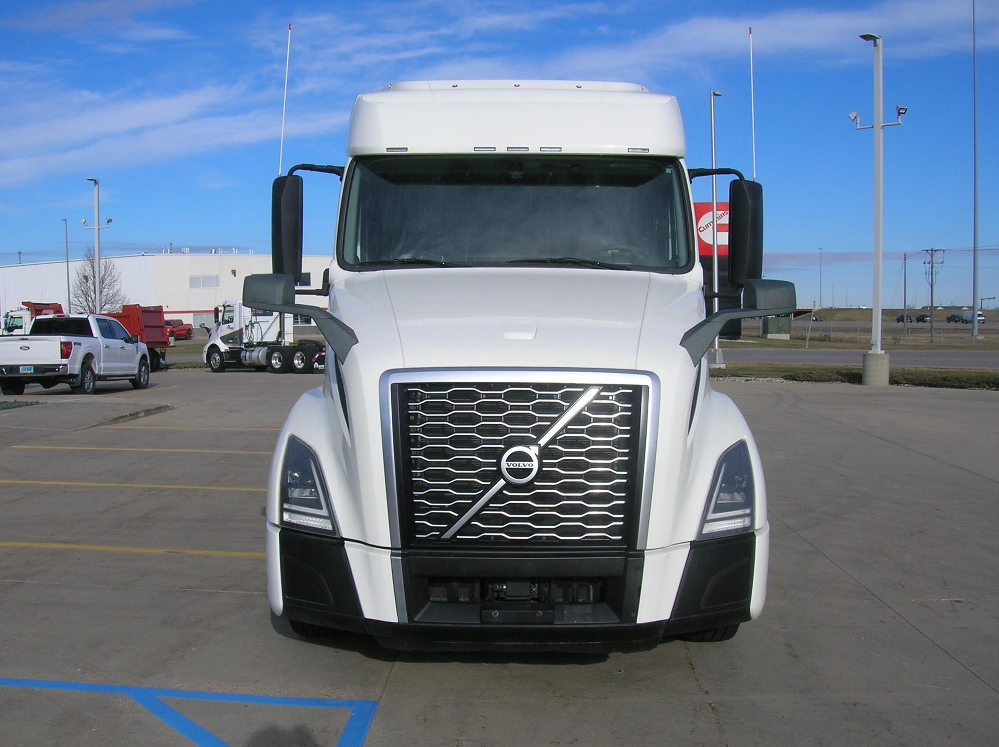 2019 VOLVO VNL64T740 - image 2 of 6