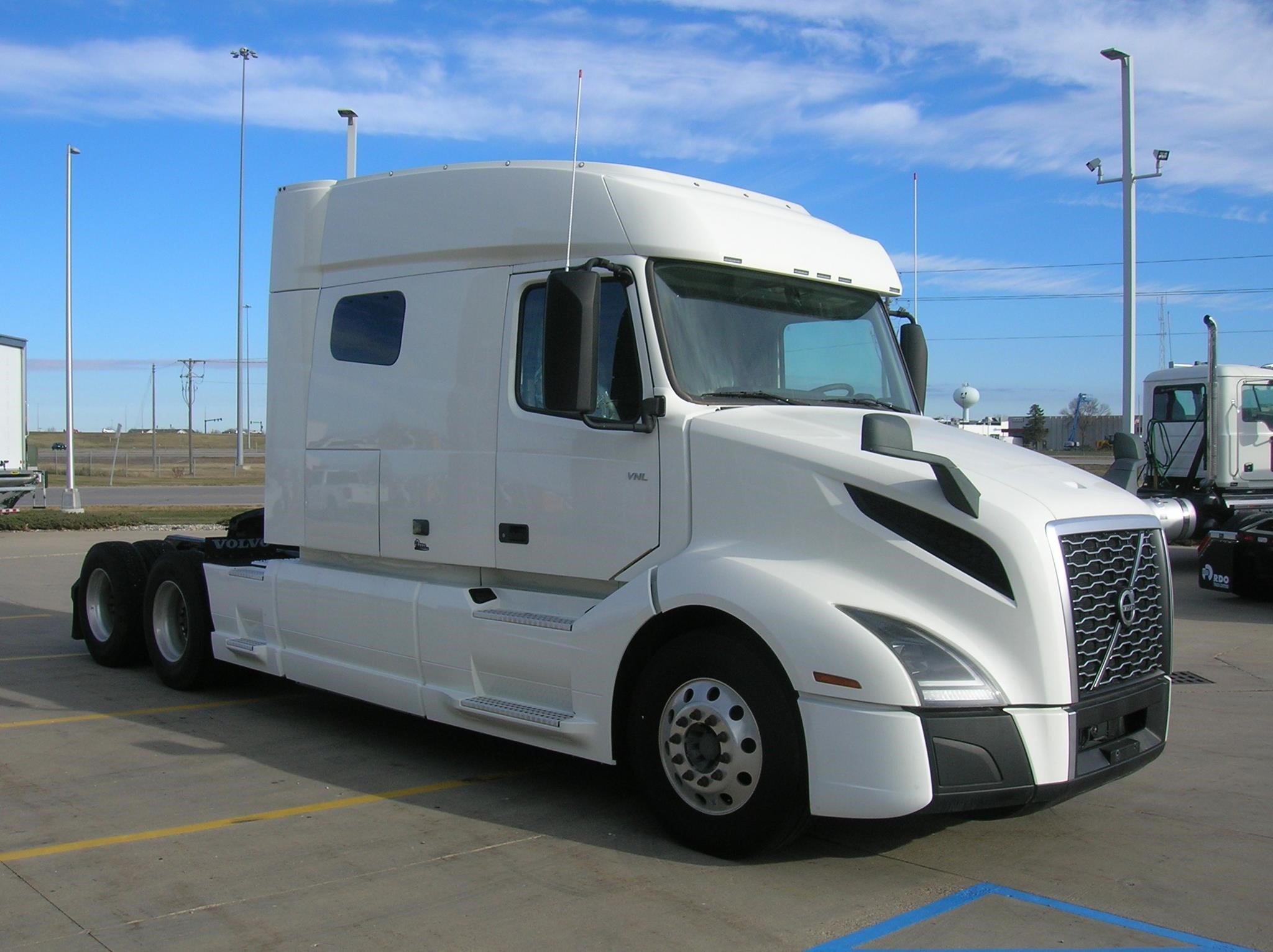 2019 VOLVO VNL64T740 - image 3 of 6