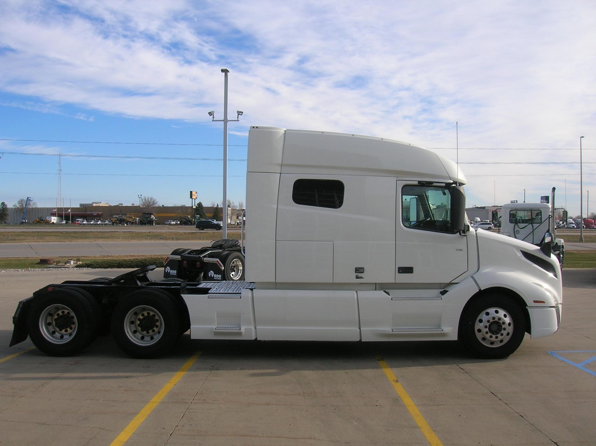 2019 VOLVO VNL64T740 - image 4 of 6