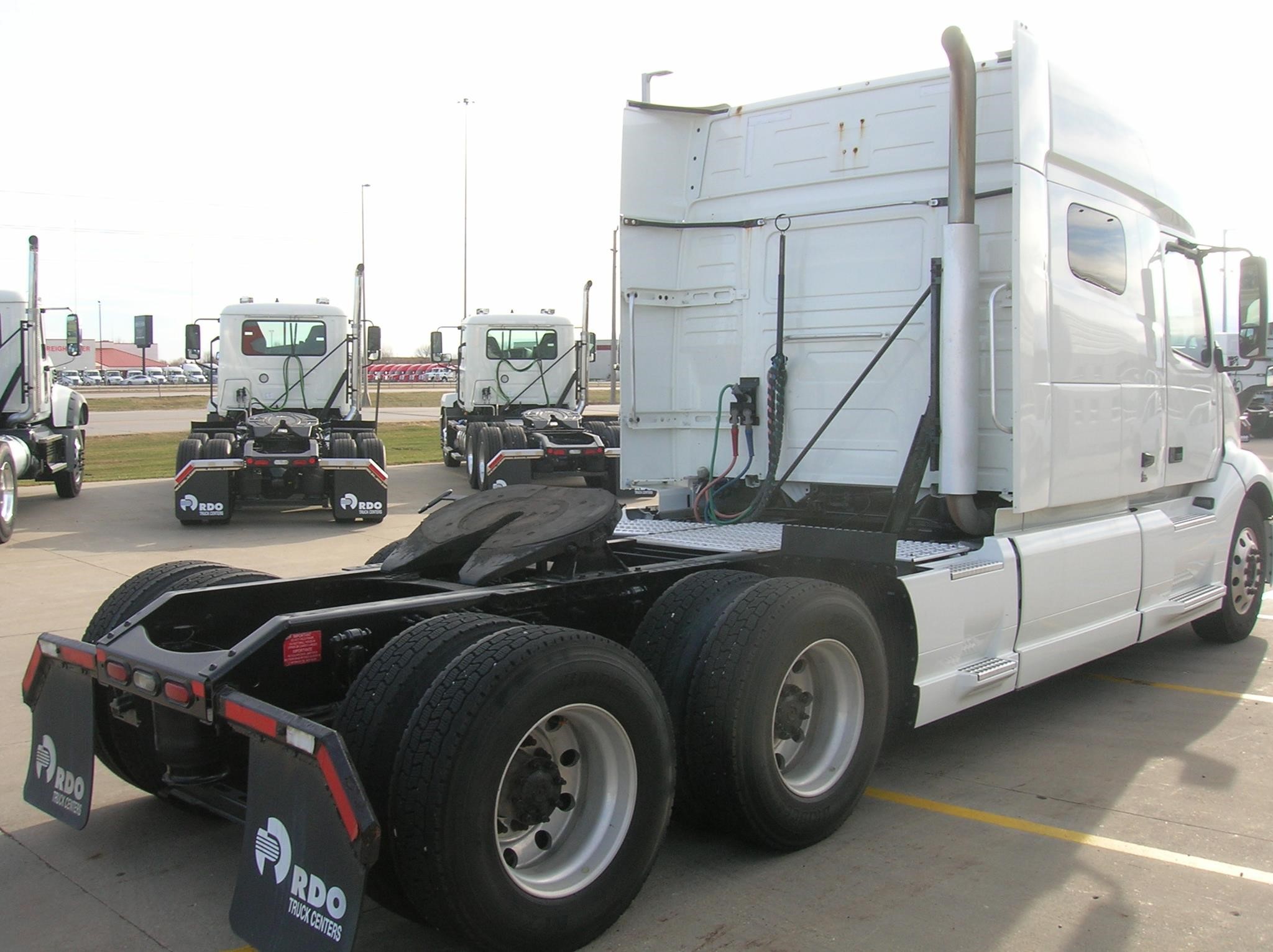 2019 VOLVO VNL64T740 - image 5 of 6