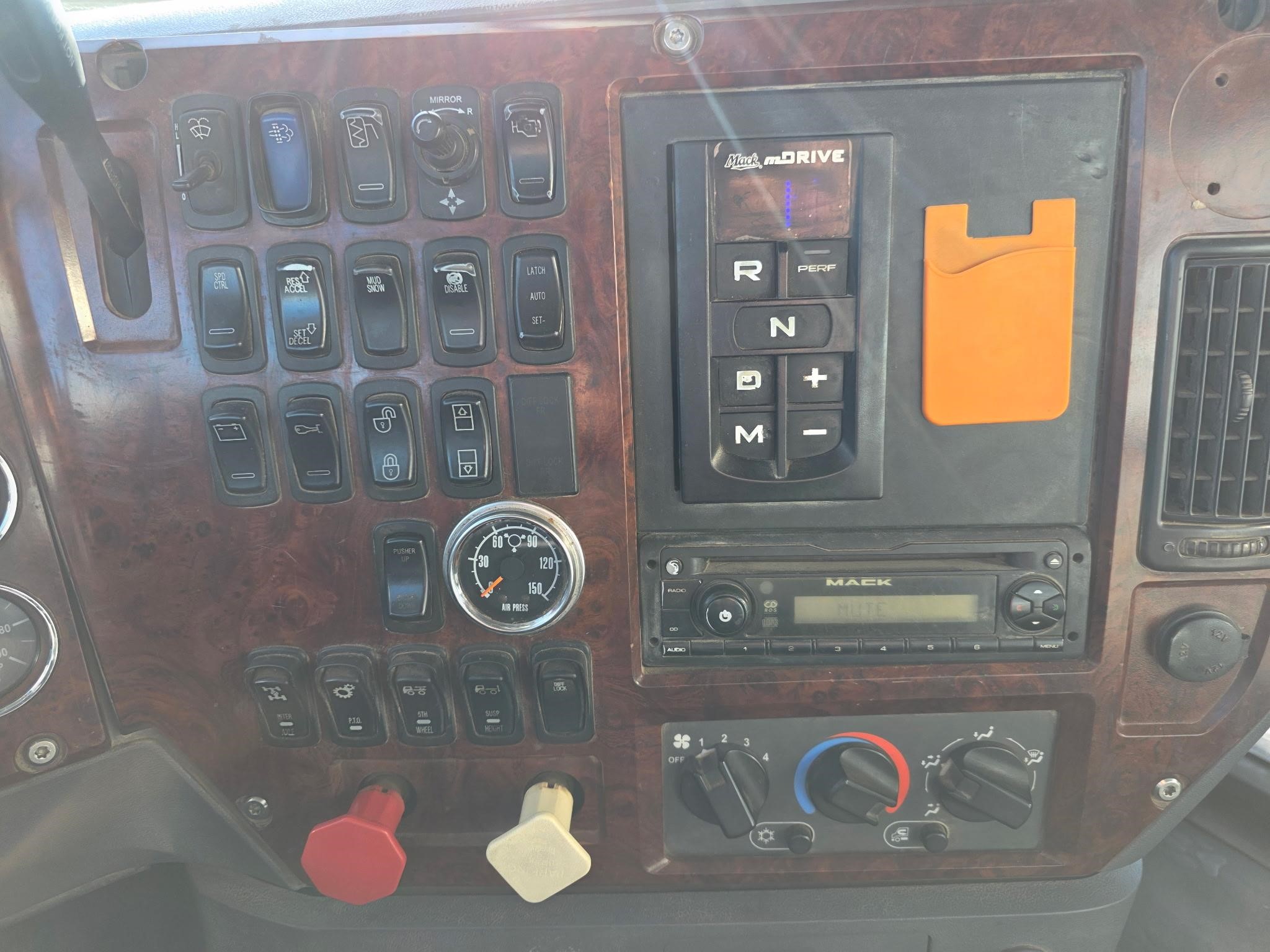 2013 MACK PINNACLE CXU613 10024732202 2013 MACK PINNACLE CXU613 10024732202