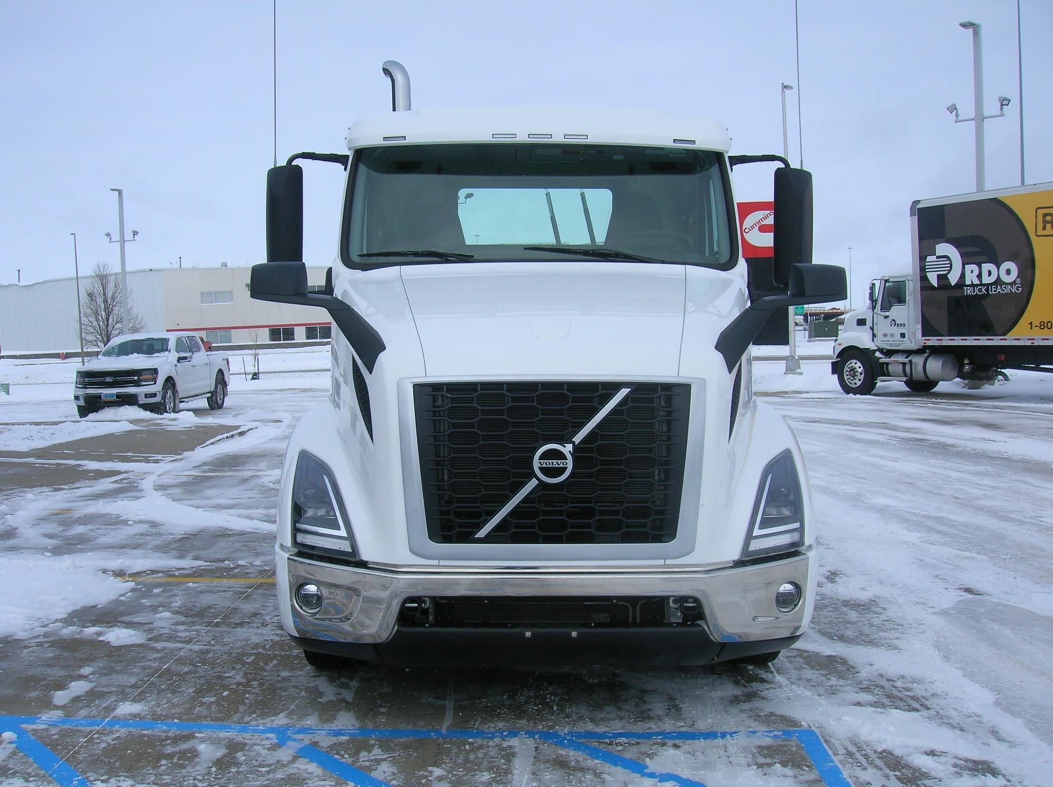 2025 VOLVO VNR64T300 2025 VOLVO VNR64T300 - image 2 of 6