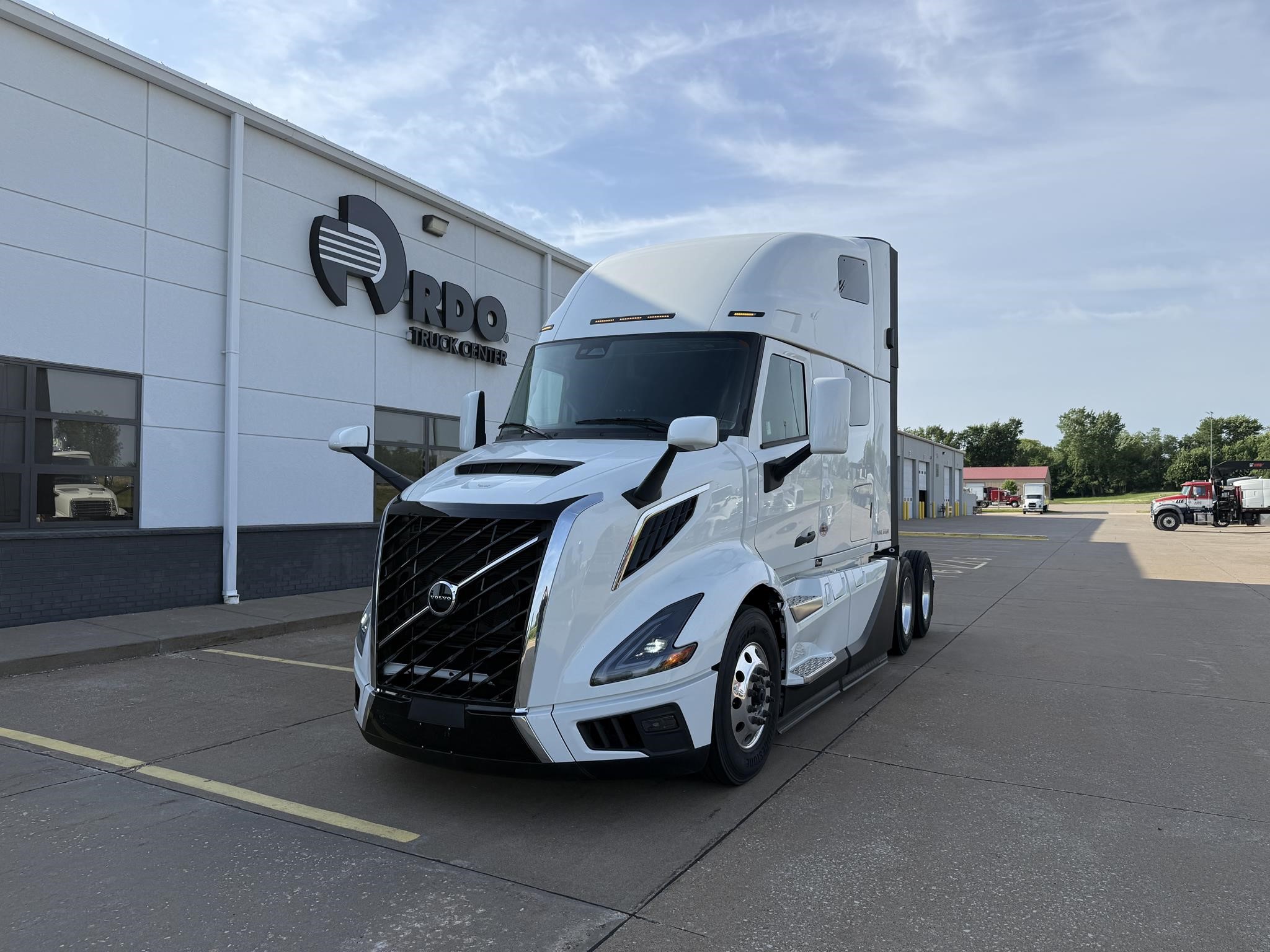 2025 VOLVO VNL64T660 2025 VOLVO VNL64T660 - image 1 of 6