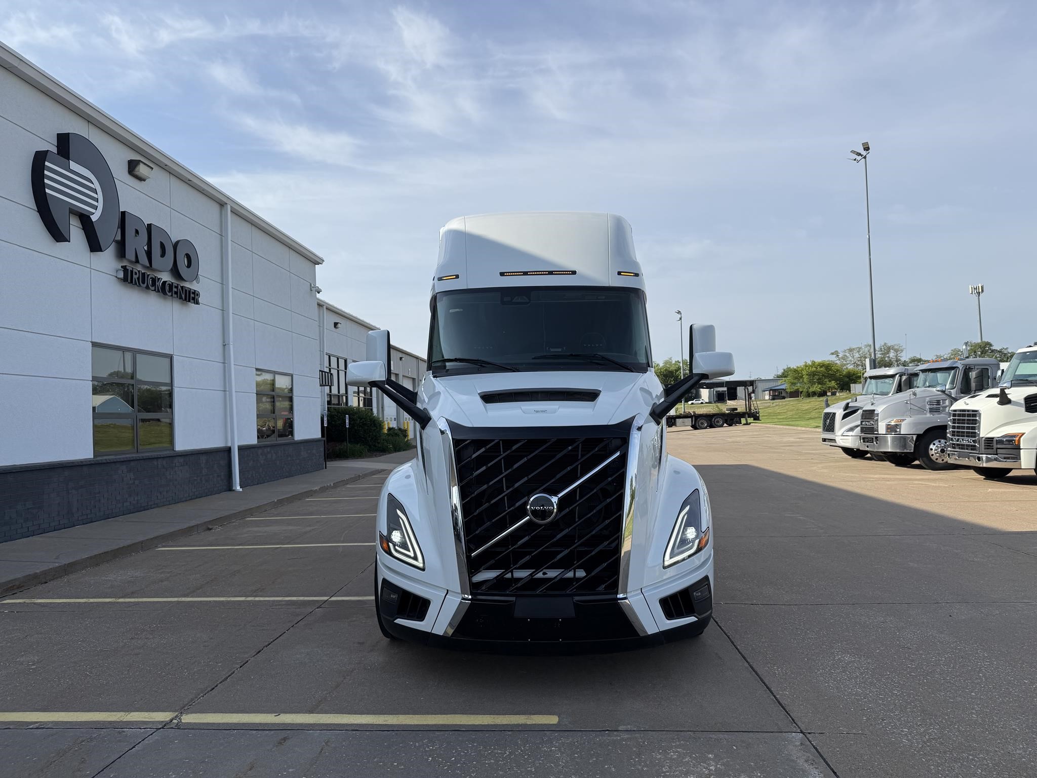 2025 VOLVO VNL64T660 2025 VOLVO VNL64T660 - image 2 of 6