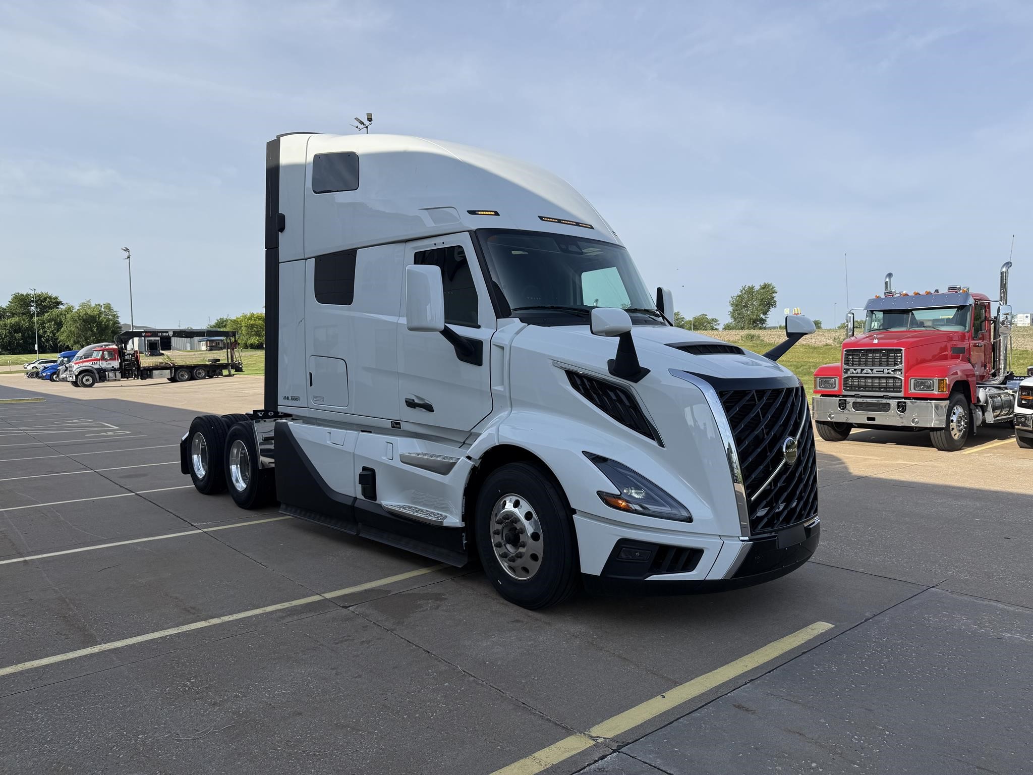 2025 VOLVO VNL64T660 2025 VOLVO VNL64T660 - image 3 of 6
